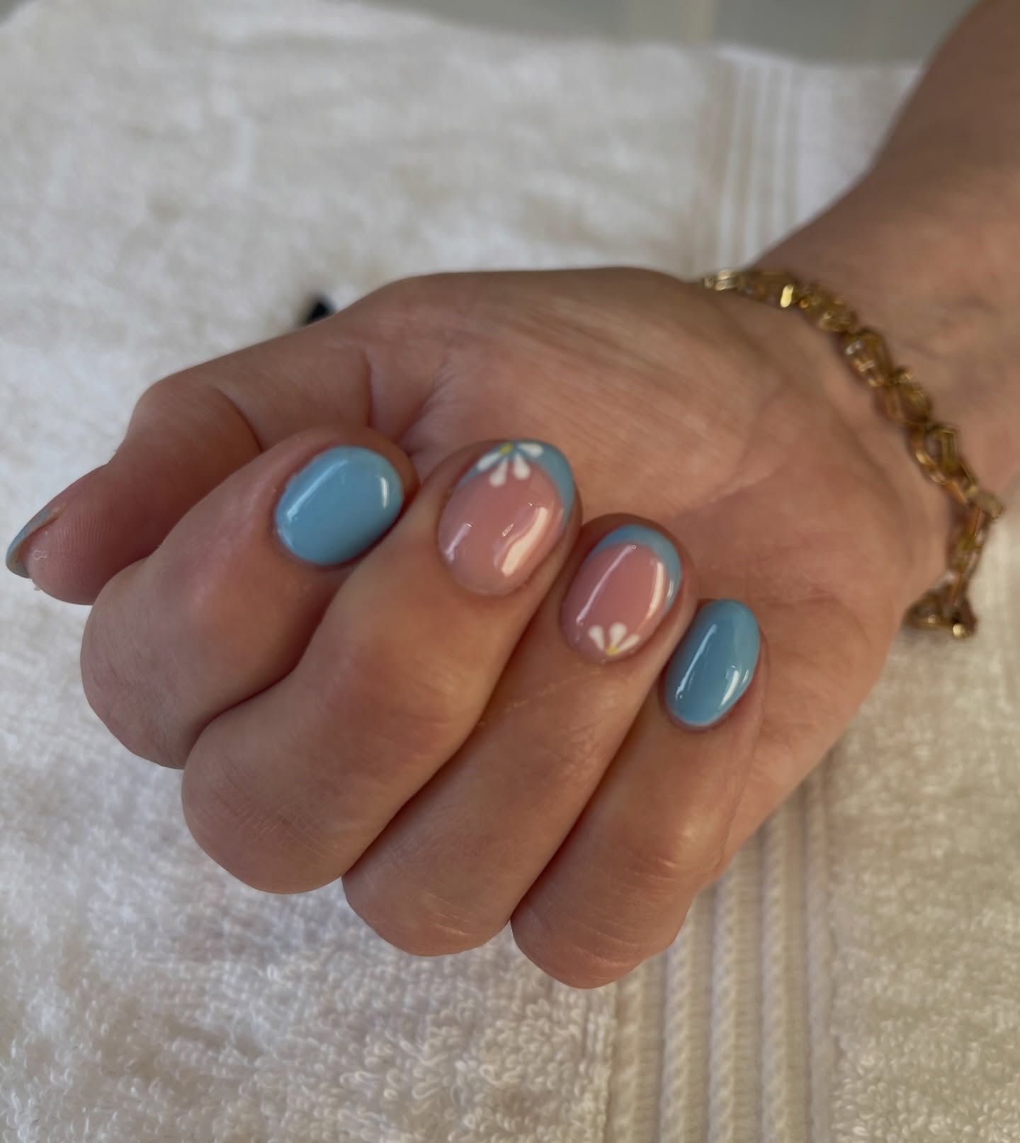 Soft BIAB nails with a touch of colour!
@nailsby_chloeelizabeth