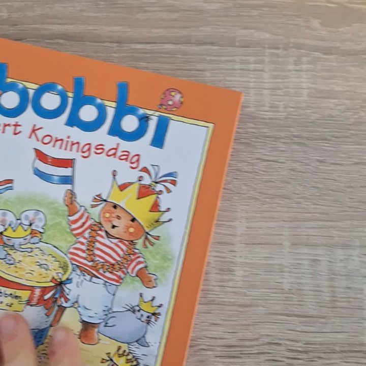 Bobbi ( en wij ook ) viert Koningsdag 🧡
We leren dat de Koning jarig is en het dan Koningsdag is.
We hangen de rood wit blauwe vlag op en maken onze eigen kroon 👑