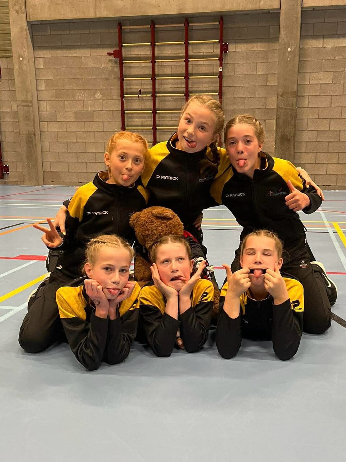 De mini’s mochten gisteren hun double dutch skills laten zien tijdens hun laatste wedstrijd van dit seizoen 🤸♀️
A niveau
🥈 Oona - Jeanne - Laurine
4 Elodie - Juliette - Klara
B niveau
11 Vika - Lena - Maud
16 Yana - Yuna - Mirte
19 Nelson - Lili - Maité
20 Marie - Nel - Mona
#jumprope #ropeskipping #cosropeskippers