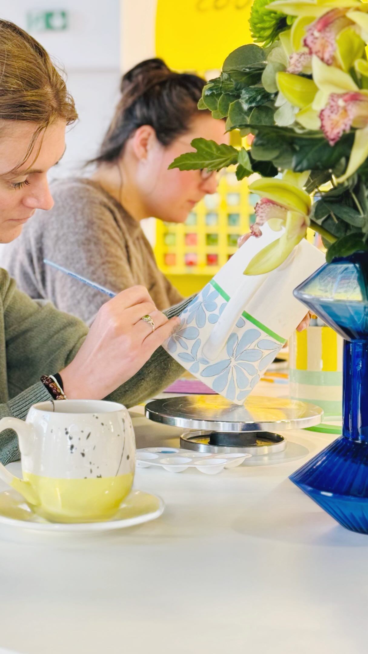 ♥️ L’activité feel good des vacances 🎨
Et si vous faisiez autre chose pendant les vacances pour couper des écrans ?
Chez Manifik Céramic Café, on vous propose une parenthèse créative pour déconnecter, ralentir et créer de vos mains🤍
Seul(e), en couple, entre amis ou en famille… chacun repart avec une pièce unique, faite par soi-même.
Un moment hors du temps, où on oublie tout… sauf le plaisir de créer ✨
🎨 Peinture sur céramique🧠 Activité relaxante & créative☕ Café cosy & ambiance chaleureuse♥️ Accessible à tous
👉 Réservations sur manifik.fr. Des créneaux en plus pendant les vacances
peinture sur céramique - activité vacances - activité créative - strasbourg - loisir créatif - atelier créatif - céramic café - activité insolite - sortir à strasbourg - fait main - moment entre amis - activité en famille - diy france - céramique - créativité - slow moment - feel good activity