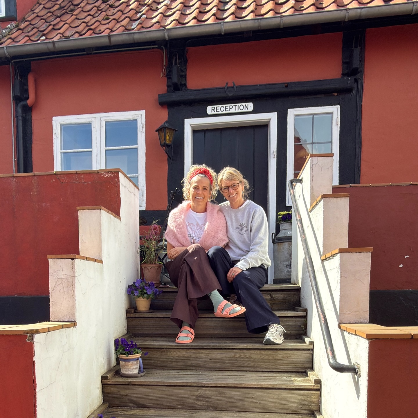 Sidste dag på Hartvig & Engell retreat.
Fokus på det mentale, planlægning af årshjul og hvordan man kommer videre herfra og får omsat alt den nye viden til praksis
Vi sluttede af med skønne kålmadder på bedste Hartvig & Engell manér plus en Elver cookies til den søde tand.
Ny dato for retreat er på vej. Tilmeld dig vores nyhedsbrev og få besked når datoen er på plads.
www.hartvig-engell.dk
@hartvigengell @pensionsandbogaard
Tak til pension sandbogaard for at gøre opholdet helt unikt og tak til vores gode samarbejdspartner for fine gaver i vores goodiebacks.
@familiensvitaminer @purepowerdk @sukrin.dk