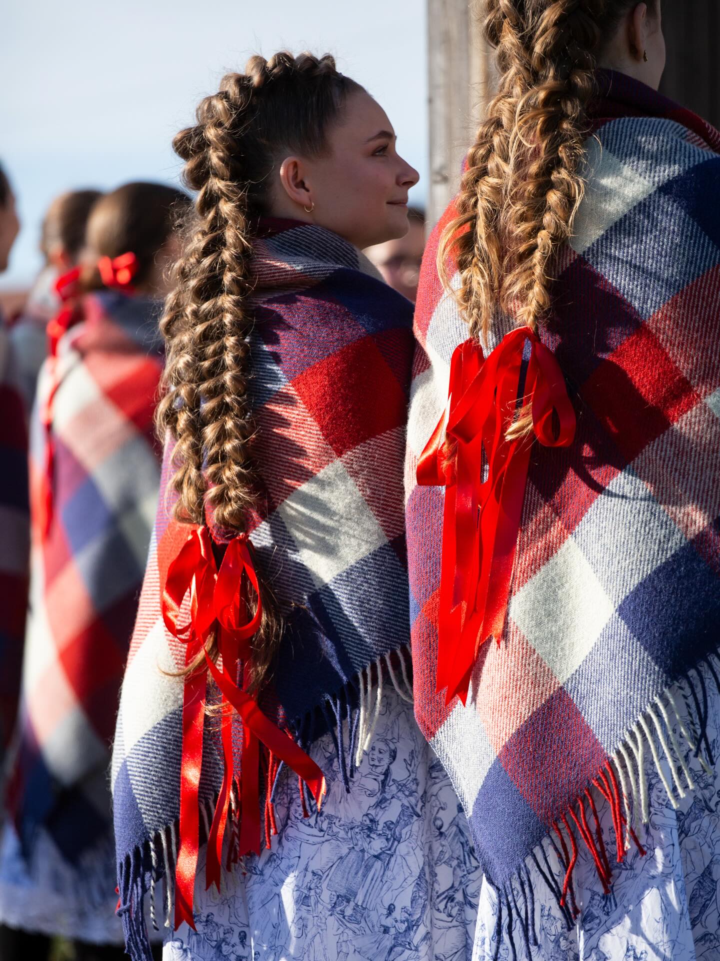 Dnes slaví Tradice narozeniny, a my vám chceme u této láskomájové příležitosti představit kolekci FOLKLORIKA na oficiálních fotografiích.
Nadační fond Folklorika podporuje živé lidové tradice a kulturní dědictví napříč generacemi. Jeho posláním je uchovávat, rozvíjet a zpřístupňovat folklor v jeho autentické i současné podobě – prostřednictvím podpory folklorních souborů, vzdělávacích aktivit, řemeslných projektů a kulturních akcí. Fond propojuje komunitu lidí, kteří věří, že kořeny kultury mají místo i v dnešním světě – nejen na jevišti, ale i v každodenním životě.
Součástí kolekce jsou tradiční lidová řemesla z dílny @tkalcovna a @moraviaflor , stovky metrů paličkované krajky @topak_lace, autorský vzor jsem vytvářela v terénu a potisknout nechala ve Dvoře Králové. Tuzemská je celá výroba, včetně pásků, kšand, podkolenek 😊, knoflíků a samozřejmě šití.
Slavnostně bude kolekce představena v Praze v polovině května, kde živě vystoupí s Folklorikou Sophi, která společně s dětmi skladbu i nahrála. Máme se na co těšit, teda já se těším určitě moc.
Děkuji za tuto krásnou spolupráci a za všechny krásné lidi, které díky ní znám a kteří se na výsledku jakkoli podílí.