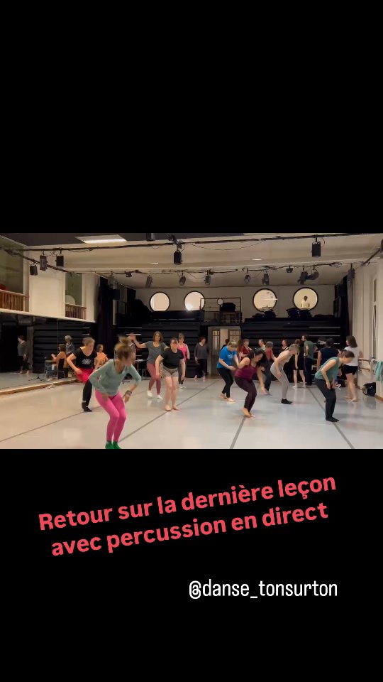 Ancrage, coordination, socialisation, partage, bienveillance, bien-être, santé corps-esprit, lâcher prise... et surtout respect et conscientisation de ce que signifie danser sur des rythmes afro-brésiliens, qui ont permis et permettent encore aux descendant.e.s de la diaspora africaine au Brésil de résister et de lutter face au racisme grâce au pouvoir du corps en mouvement et des rythmes des tambours et de la spiritualité liés à cette pratique.
#danseafrobresilienne #grounding #rythme #resilience #resistance
Les lundis et mercredis @danse_tonsurton @fondationtonsurton
🥁 @marimarin.art @chantalciaranfi