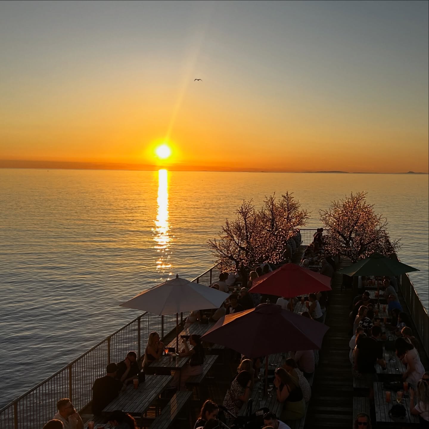 We’re keeping the sunny vibes going!
DJ Joe Easton will be live from 3pm this afternoon. ☀️