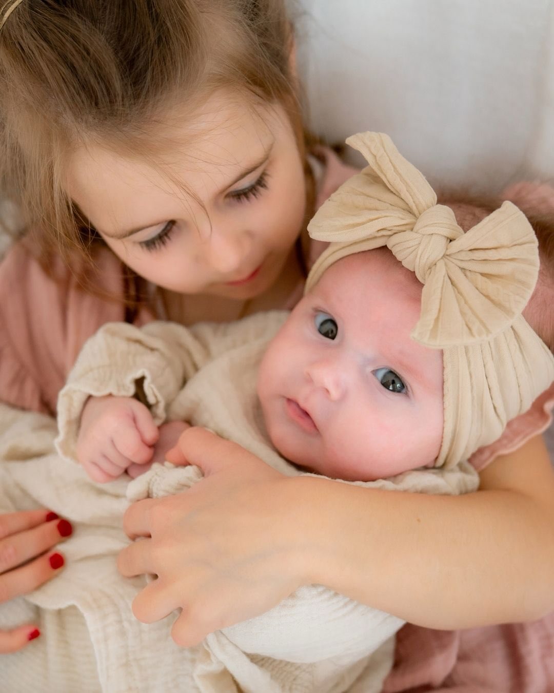 „Ich dachte, die Kinder machen nicht mit…“
„Ich dachte, es wird stressig…“
„Und eigentlich haben wir ja schon genug Handyfotos…“
Das sind genau die Gedanken, die fast jede Mama mitbringt, bevor sie bei mir vor der Kamera steht.
Und weißt du, was ich jedes Mal sehe?
Kinder, die einfach sie selbst sind.
Eltern, die zwischendurch lachen, durchatmen und merken, dass sie vor der Kamera gar nichts leisten oder erzwingen müssen.
Und am Ende höre ich fast immer den gleichen Satz:
„Es war so viel schöner und wertvoller, als ich gedacht hätte.“ 🤎
Weil es eben nicht um perfekte Fotos geht.
Sondern um euch, als Familie und um eure Verbindung und Liebe zueinander.
Und ja – Handyfotos können viel.
Aber sie zeigen oft nicht das, was wirklich zählt:
Euch gemeinsam.
Wenn du also schon länger darüber nachdenkst…
Vielleicht ist genau jetzt der richtige Moment ✨
Schreib mir gerne eine Nachricht und ich schicke dir alle Infos 🤍
_________
Hi, ich bin Isabel - deine Wohlfühl-Fotografin für Hochzeiten & Familien in Weikersheim und Würzburg. Für emotionale Fotos, die euch zeigen wie ihr seid, seid ihr bei mir genau richtig!
Isabel Heine Fotografie
www.herz-und-gold.de
isabel@herz-und-gold.de
Babyfotos Würzburg, Familienfotos Würzburg, Babybauch Fotografin, Bad Mergentheim Fotograf, Bad Mergentheim Fotostudio, Fotograf Weikersheim, Hochzeit Weikersheim, Schloss Weikersheim Hochzeit