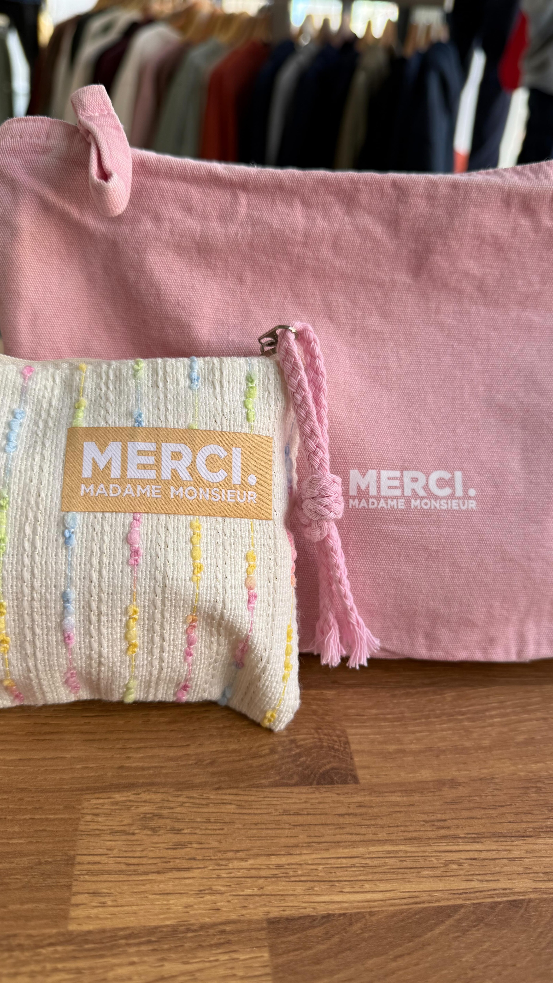 🎀 CONCOURS Merci Madame Monsieur 🎀
Parce qu’on sait que certaines amitiés méritent d’être célébrées… on vous fait gagner 2 kits de survie :
🤍 1 mini blanc
🩷 1 maxi rose
Pour participer :
✨ Like la publication
✨ Tague en commentaire ta BFF avec qui tu partagerais ce kit
✨ Croise les doigts 🤍
📅 Tirage au sort le 11 mai
Bonne chance à toutes 💋
#mercimadamemonsieur #concours #rouen #kitdesurvie #bffgoals
