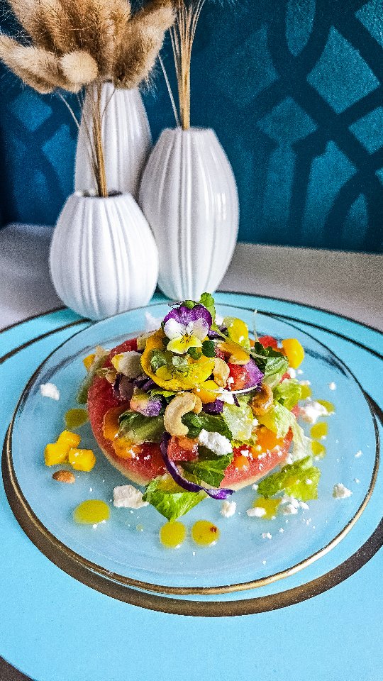 Warms vibes are just around the corner...
I am so ready for the summer season and cannot wait for all the summer dishes! Especially watermelon and mangos. 🍉🥭
When I heard @yourfreshexpresssalad launched a new Tropical Mango Crunch chopped salad kits, I bounced on it immediately. 🥗
I have to say this is my favorite flavor to date! Just toss in some fresh mangos and it's heavenly. I really liked the addition of plantain chips. And that mango vinegarette! I wish they would bottle it bc I'd put it on everything.
I whipped up an easy "fancy" Watermelon Mango Crunch Salald. It came with everything I pretty much needed and I just added the fresh watermelon, mango, feta cheese and sprouts because they're fancy.
Would you crunch into this salad?
.
.
.
#YourFreshExpressSalad #ExpressYourself #saladkit #summersalad #crazychewygood