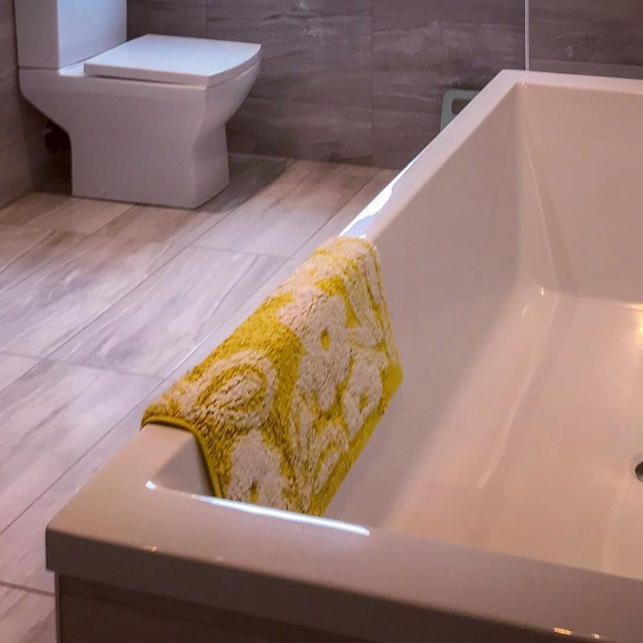 Love a good bathroom clean! I did 4 bathroom deep cleans last week and it was a treat! No sarcasm - I genuinely LOVE cleaning bathrooms, they're my favourite! Just having a cup of tea then it's admin time so if you've been in touch, bear with me. I am fully booked for the entire month of May and am already taking bookings as far ahead as December, so if you need a clean, don't delay and get in touch today! 🧽✨