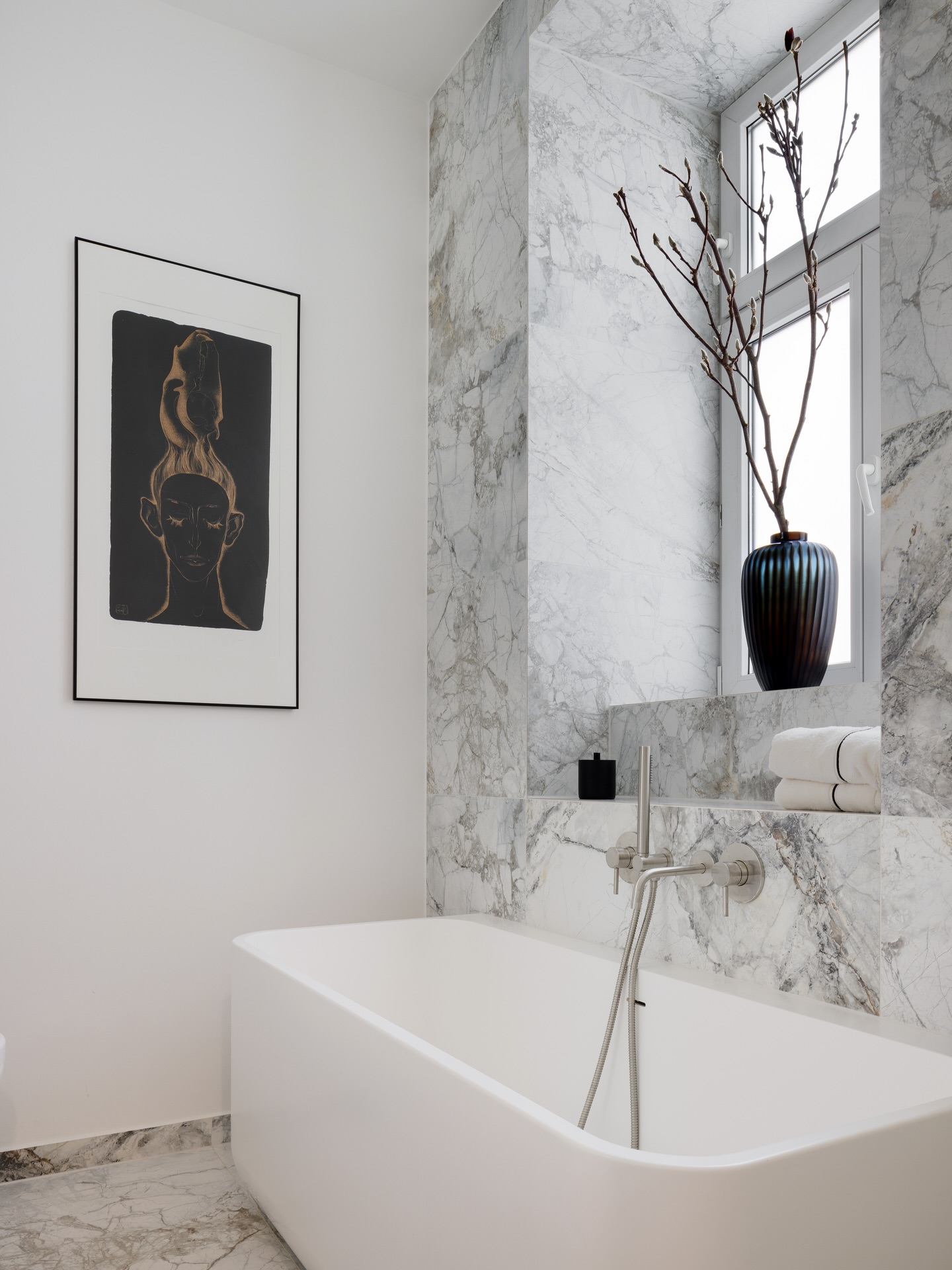 Two different projects, one shared feeling. A beautiful bath has a way of anchoring a bathroom — sculptural, calm, and quietly luxurious. It is one of those details that never needs to shout 🌿
www.sfdesigninteriors.com
📩office@sfdesign.at
📍Boesendorferstrasse 4, Vienna