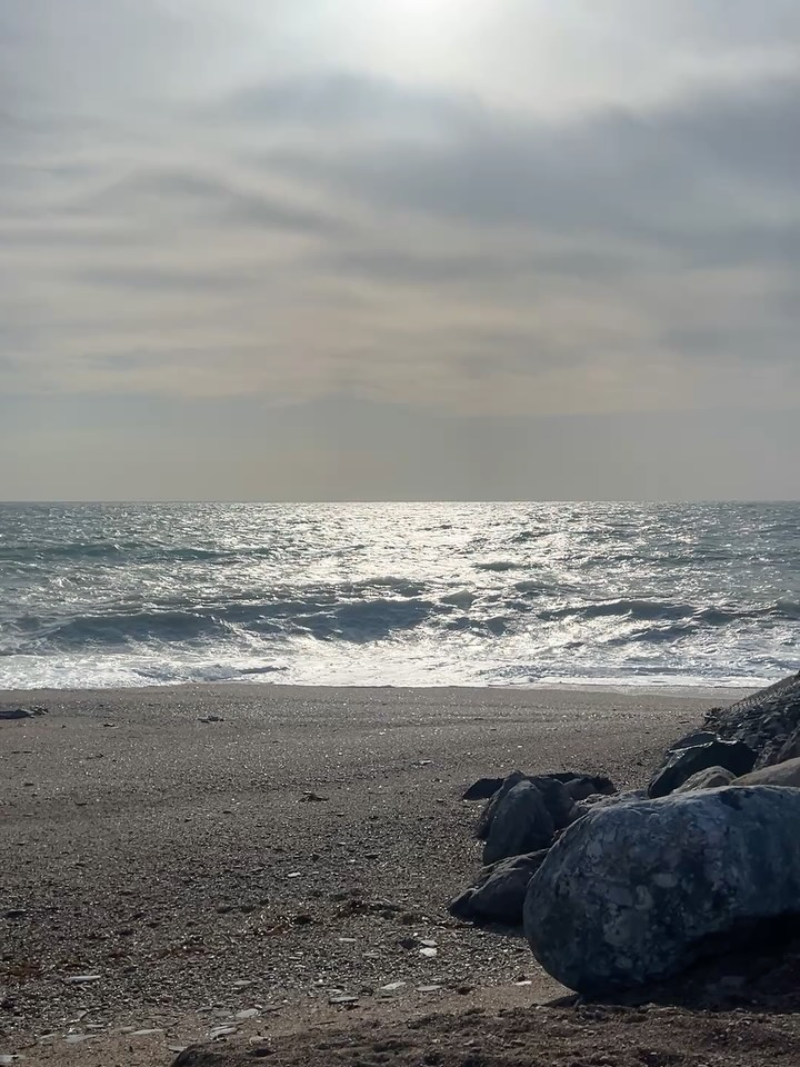 Sun and wind!! Gorgeous morning but don’t think I will be sun bathing today!!🤪 #berylscampsite #beesandsbeach #southwestcoastpath