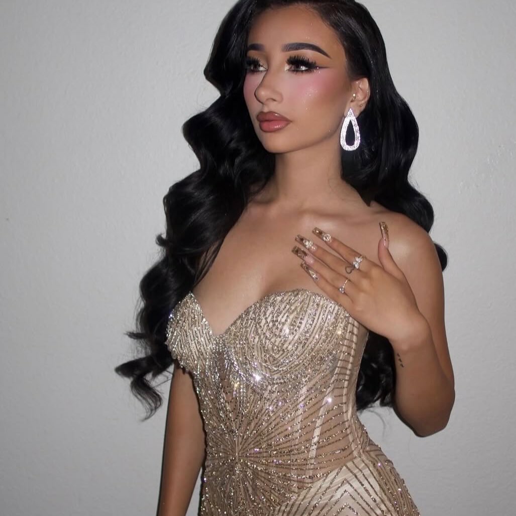 ICON ENERGY.
Golden hour glow, but make it ✨timeless✨
This champagne dream dress is MADE for your main character moments — sculpted fit, shimmer detail, and elegance that speaks before you do.
Don’t wait… already on pre-order for some colours!
#Promdress #promdress2026 #dresses #EveningGlam #LuxuryLook DateNightOutfit PromDress BirthdayLook