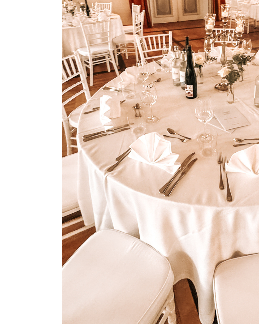 Ein gedeckter Tisch, gutes Essen und eure Lieblingsmenschen- so beginnt ein unvergesslicher Abend. 💖
.
.
.
#GutesEssen #HochzeitsFeier #BrideAndGroom #WeddingGoals