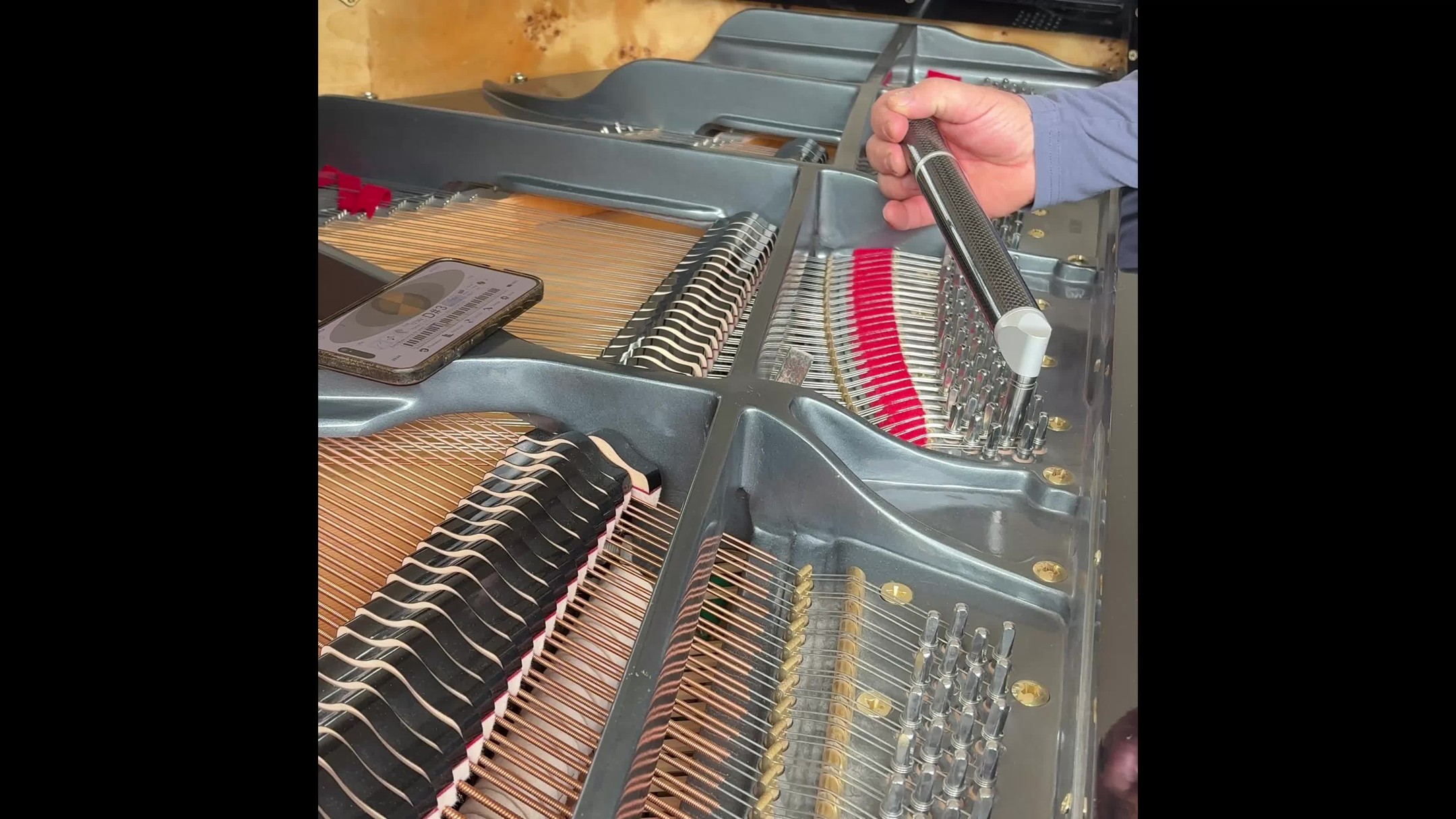 240 ! c'est le nombre de cordes pour accorder un piano, ce matin en l’écoutant retrouver sa justesse, je réalise encore plus à quel point musique et parfum parlent le même langage.
Dans les deux cas, tout commence par un accord.
Une recherche d’équilibre, de tension, de résonance.
Le parfumeur écrit sa formule comme un musicien sa partition.
Il y a un solfège invisible : des notes, des harmonies, des dissonances parfois nécessaires.
On compose, on ajuste, on écoute, on réécoute... On sent, on ressent, on évalue.
L’orgue à parfum n’est finalement qu’un piano vertical d’odeurs.
Chaque touche = une matière première.
Chaque combinaison = un accord, une émotion.
On parle de notes de tête, de cœur, de fond comme de phrases musicales.
De gammes olfactives, de rythme, de tempo d’évaporation.
Certains parfums sont des accords majeurs, lumineux.
D’autres, plus sombres, flirtent avec le mineur.
Composer, dans les deux cas, c’est chercher une vibration juste.
Et pourtant, une différence fondamentale persiste :
Une musique est protégée par des droits d'auteur.
Un parfum, lui, peut être reproduit presque à l’identique.
Comme en peinture : on peut copier un tableau…
tant qu’on ne le signe pas Picasso, cela reste une reproduction.
En parfumerie, c’est la même chose.
Les “dupes” existent, et malgré les tentatives de nombreux parfumeurs pour faire évoluer ce cadre juridique, rien n’a réellement changé à ce jour.
Alors peut-être que ce qui rend un parfum unique…
ce n’est pas seulement sa formule,
mais l’intention, la main, et l’âme de celui qui l’a composé.
Merci Mr Guilhou , vous êtes un magicien🎹🧙♀️
#pianoauger #parfumeur #PianoPassion #pianopassion #baldesâmesolfactostimulation