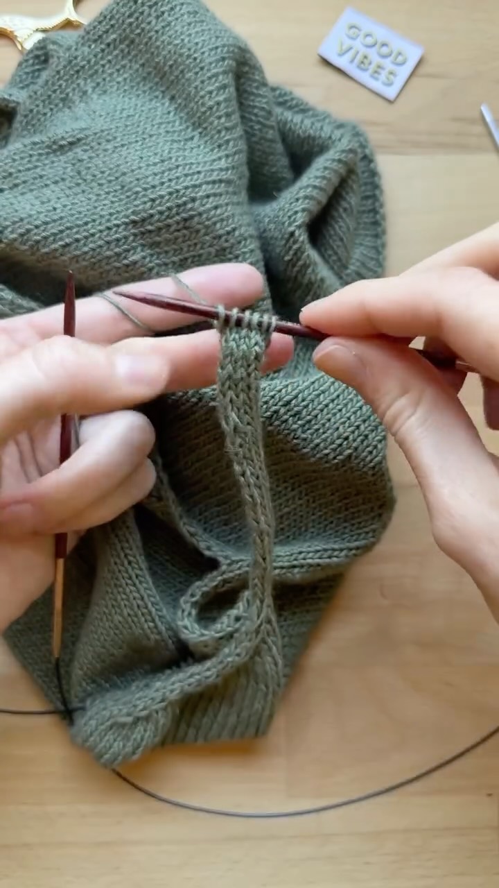 Strickcafé in Berlin 🧶✨
Im letzten Jahr habe ich mir ein Sommertop gestrickt – nach einer Anleitung von @judithjelenadesign. Und dabei habe ich gemerkt, wie entscheidend die richtige Farbwahl ist ✨
Seitdem wähle ich meine Garne viel bewusster aus – damit das fertige Stück nicht nur schön aussieht, sondern sich auch wirklich stimmig anfühlt. Genau darum geht es auch auf meinem Zweitkanal @stilundstich.