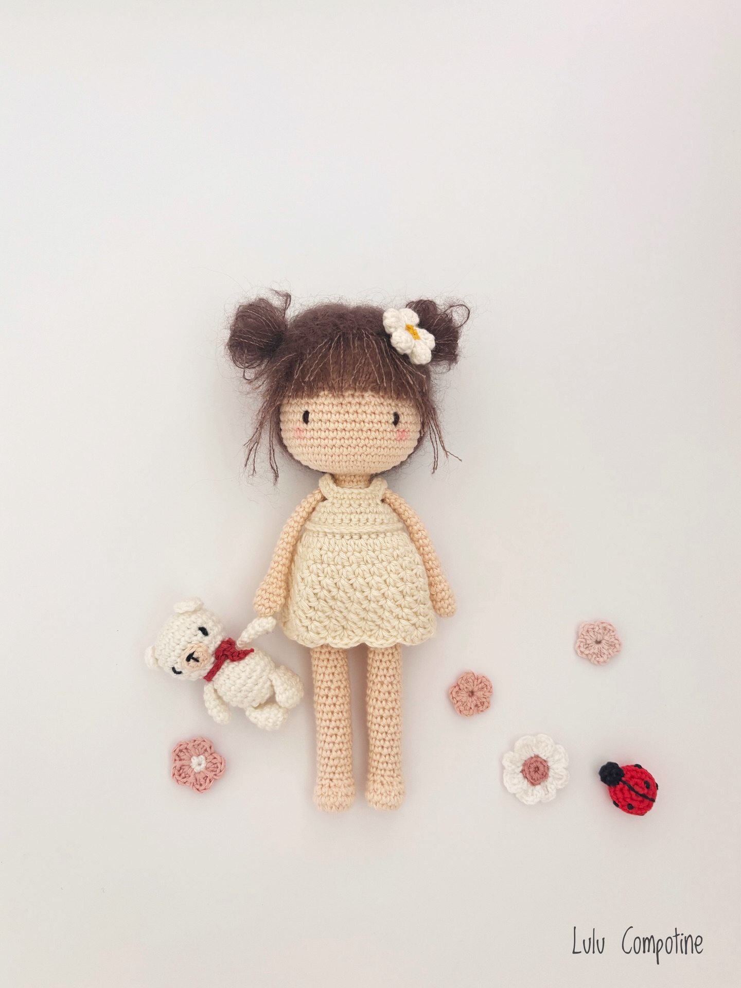 Il était temps pour Mia de troquer son pull de laine et ses grosses chaussettes contre une tenue plus légère ! Alors elle a enfilé la jolie robe de Lison 🌼
D’autant plus que le week-end s’annonce estival !
Ce serait chouette de lui confectionner un petit dressing au fil des saisons non ? Mais je crois que j’ai beaucoup trop d’idées dans la tête !!! Si seulement les journées avaient 48 heures !
#poupeecrochet #poupée #crochetdolls #inspiration #lulucompotine