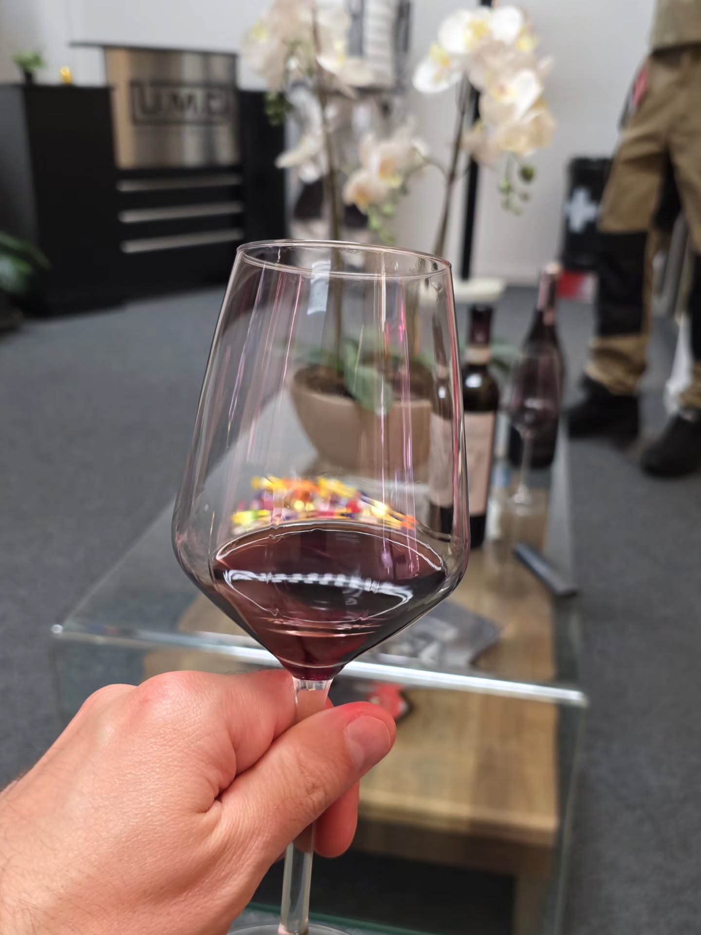 Besonderer Abend bei UMC Industrial Solution: Anstoßen mit Freunden in ihrem neuen Showroom 👕🍾🥂
#deronchiwines #umcindustrialsolution #biowein #Winetasting