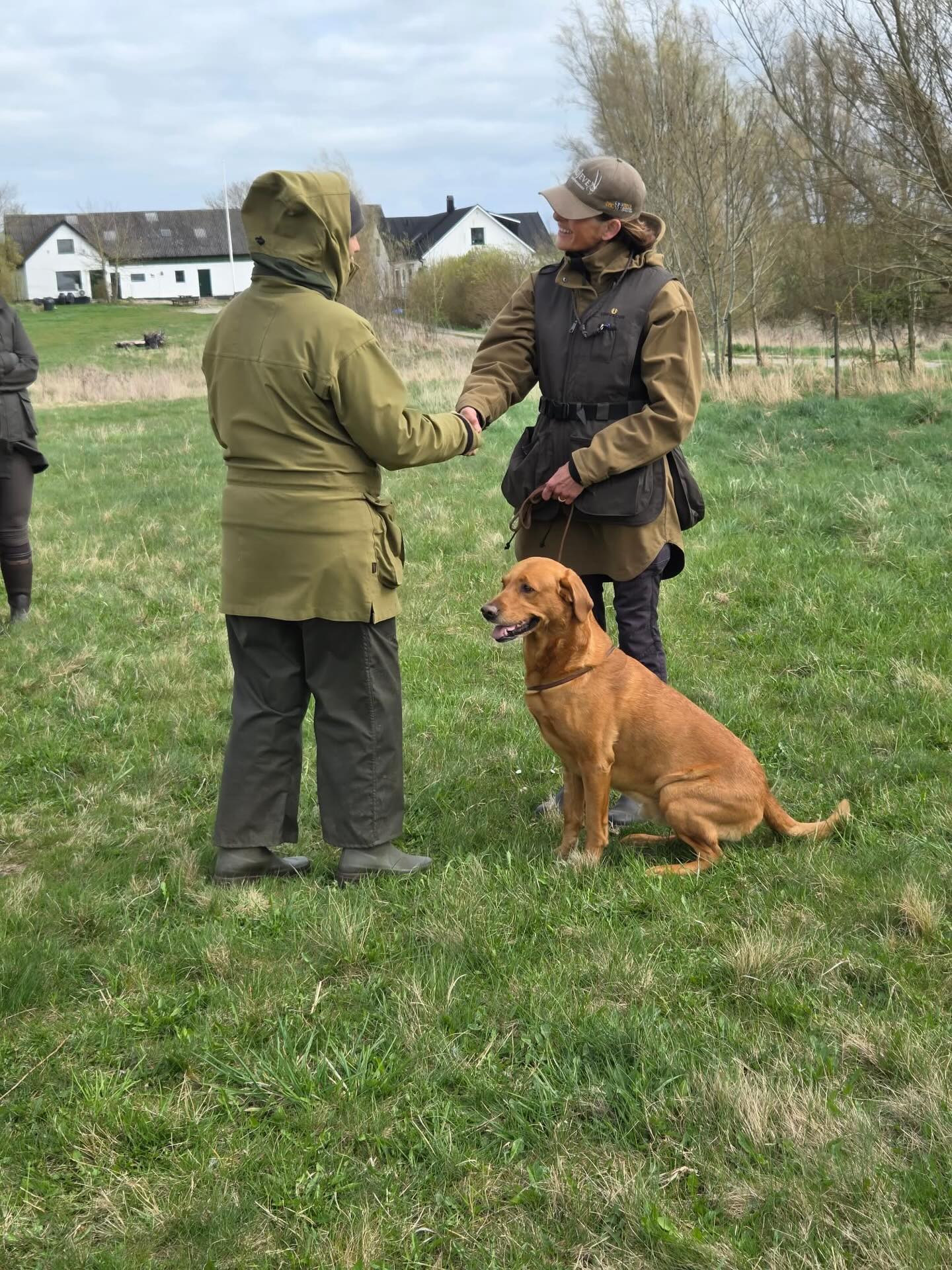 I går hade jag en träning som är ett “prova på” prov (apporteringsprov). Tanken är att man ska testa sin hund (och sig själv) i en provliknande situation men med skillnaden att kan man påverka sin hund som på träning, dvs sätta koppel på om det behövs eller berömma/lyfta hunden.
Till min stora glädje var det flera av förarna som tog tillfället i akt och handlade sina hundar och påverkade dem vid behov. Allt för att undvika att få en hund som lär sig att på prov “kan man göra som man vill” dvs provklok (trial-wise).
Detta är med andra ord inte en träning som ger många apporter men för att testa hunden i en provliknande situation och hur det påverkar både förare och hund. Teorin i början ger tips inför start, hur ett prov går till samt skrivna och oskrivna regler.
Stort tack till mina två funkisar, utan er hade det inte gått!
#teamolsen #teamolsenforthewin #hundträning #gundogs #införapporteringsprov