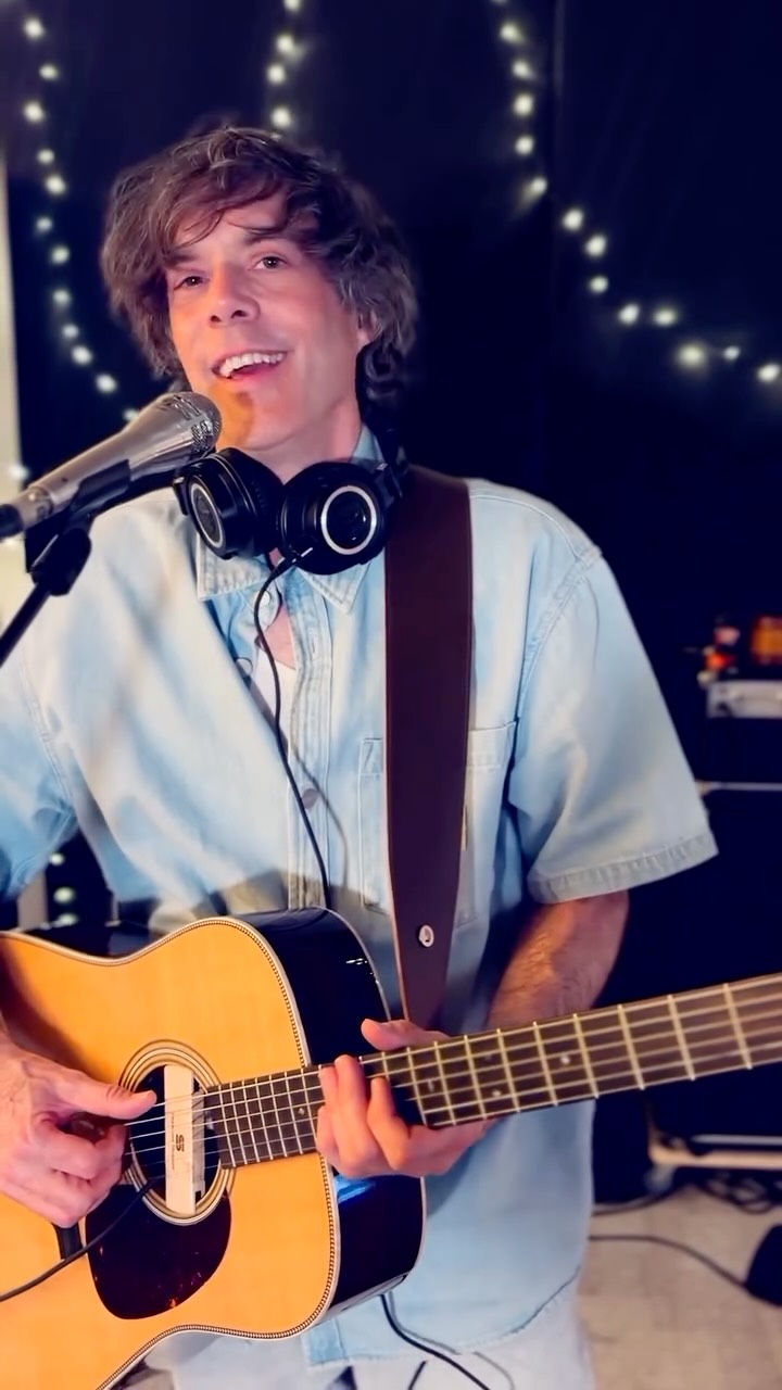 So… jetzt isch er würklich dusse 🤩
„isbluemestilli“
Mini erscht Single mit em Trio.
Mir hend das Lied eifach zäme gspielt – ohni gross z’studiere.
Und irgendwie isch genau das passiert, was ich mir erhofft ha.
Ich freu mi riesig, wenn ihr inelosed 🤍
Und villicht finded ihr ja eue eigeni chlini Moment Stilli drin.
🎧 jetzt überall verfügbar
#newrelease #trio