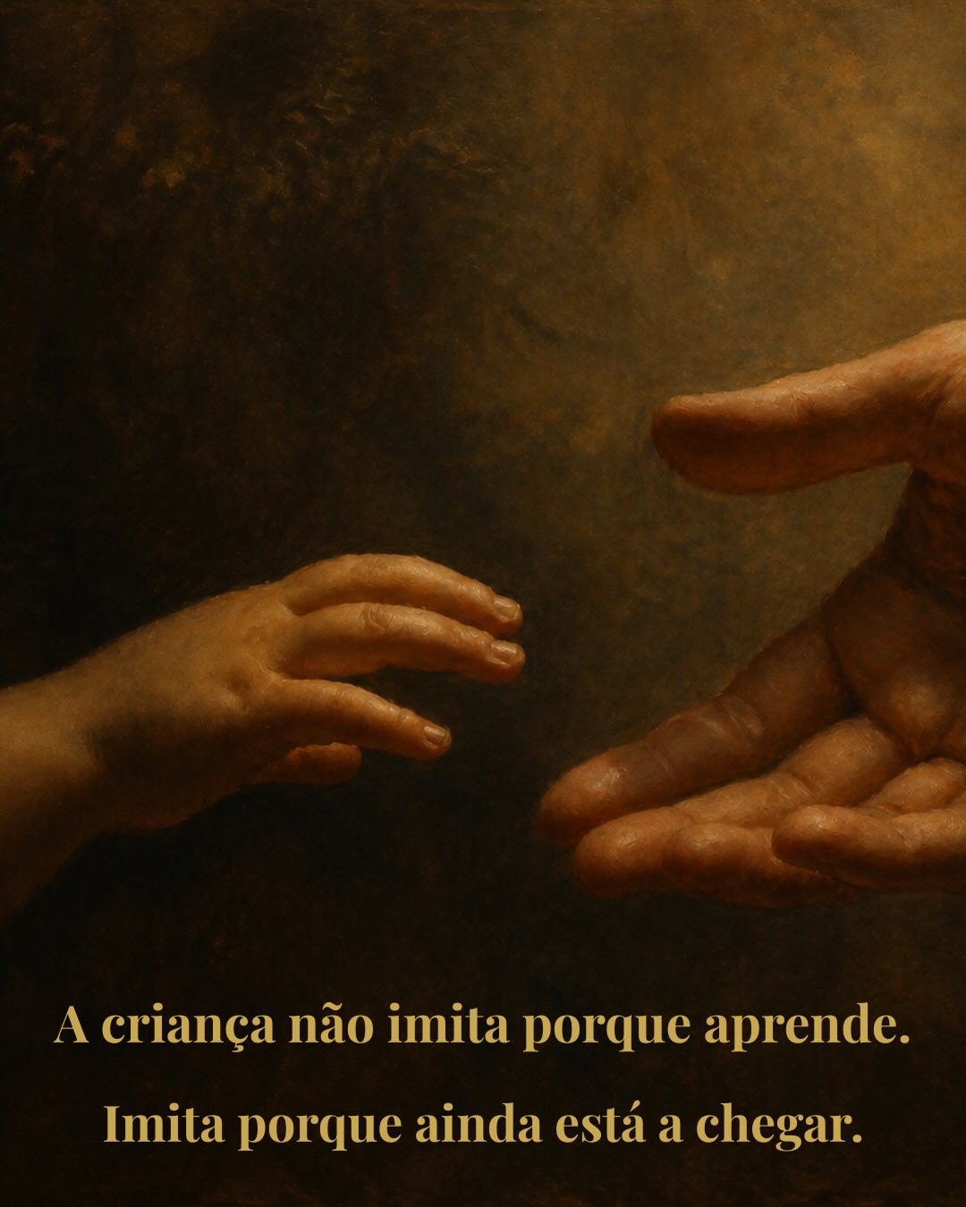 A formação ensinou-te a observar a criança.
Peter Selg fez a pergunta inversa no Goetheanum este abril, numa conferência que reuniu educadores de todo o mundo para celebrar 100 anos de educação de infância Waldorf:
👉O que vê a criança quando te observa a ti?
A criança pequena não filtra o que recebe. Não tem ainda essa distância. Absorve o ambiente inteiro. O teu estado interior: a tensão que carregas, a pressa, a calma, o prazer genuíno no que fazes, não passa ao lado dela.
Passa por dentro dela.
Por isso a imitação não é uma técnica pedagógica. É o modo como a criança se torna humana, através do humano que tem à frente.
O que fica dos primeiros anos não são as actividades nem os materiais. É o sedimento do que foi vivido. Gratidão. Confiança. Respeito pelo outro. Não ensinados. Recebidos.
Se esta pergunta não te larga, o Raízes do Ser foi feito para ti.
O Raizes do Ser é o espaço onde acompanhamos educadores que querem cultivar o que a criança pode imitar, não com mais técnica, mas com mais presença.
↓ Envia-nos mensagem com a palavra RAÍZES e conversamos.💛