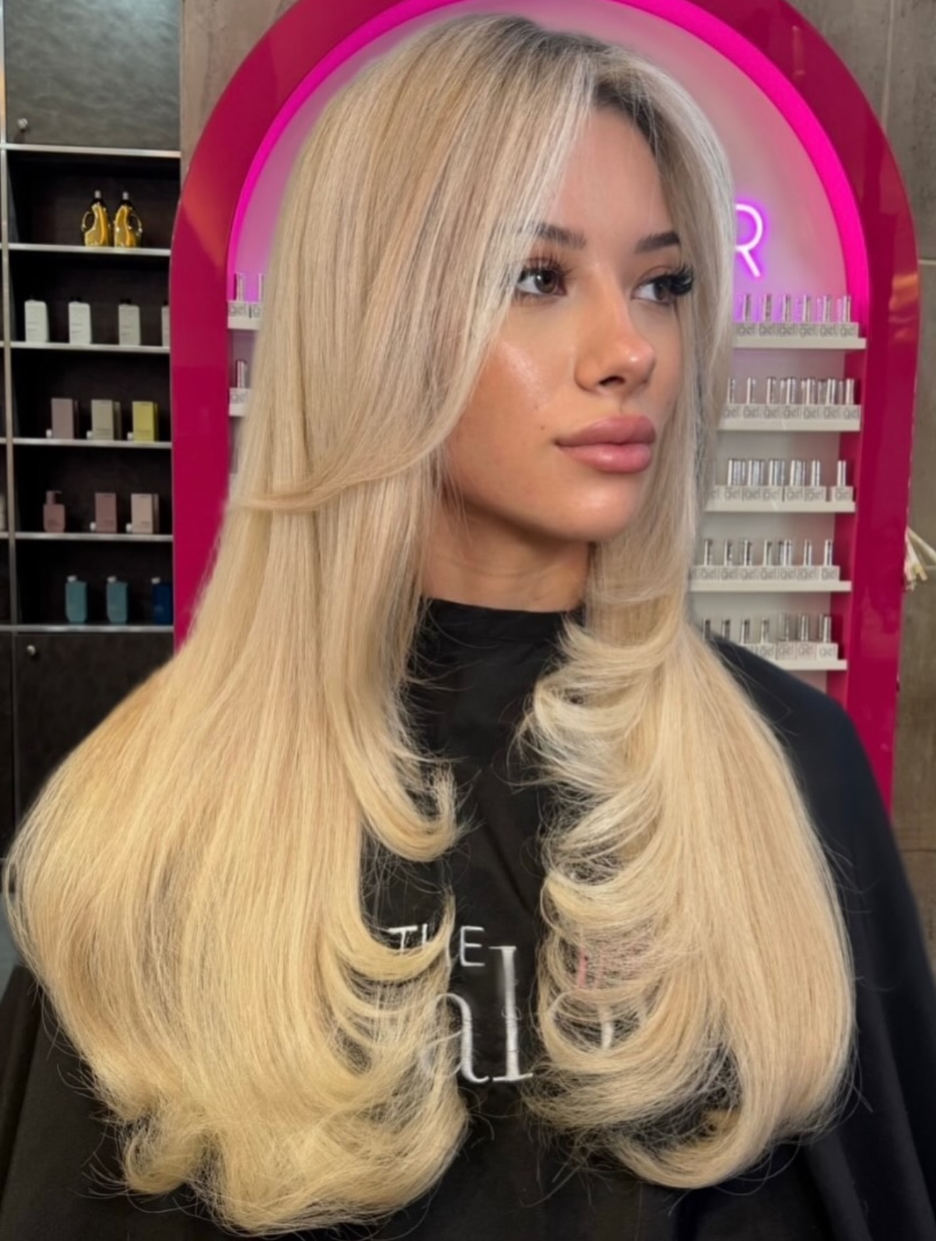 Blonde, but make it expensive ✨
Seamless layers, soft face framing & the kind of blonde that grows out beautifully — this is your sign to stop settling for basic hair.
Created by @tiah.elizabeth.hair.dxb at Al Wasl 🤍
Your go-to for effortless, high-maintenance looking hair (without the stress).
Balayage with FREE cut & blowdry from AED 650
Toner AED 100
Treatments from AED 150
Blowdry AED 150 (+50 for long hair/extensions)
Prices subject to 5% VAT
📍 The Salon Dubai – Al Wasl
📲 Book now — we get busy fast
#dubaihair #dubaiblonde #dubaisalon #balayagedubai #luxuryhairdubai hairgoalsdubai