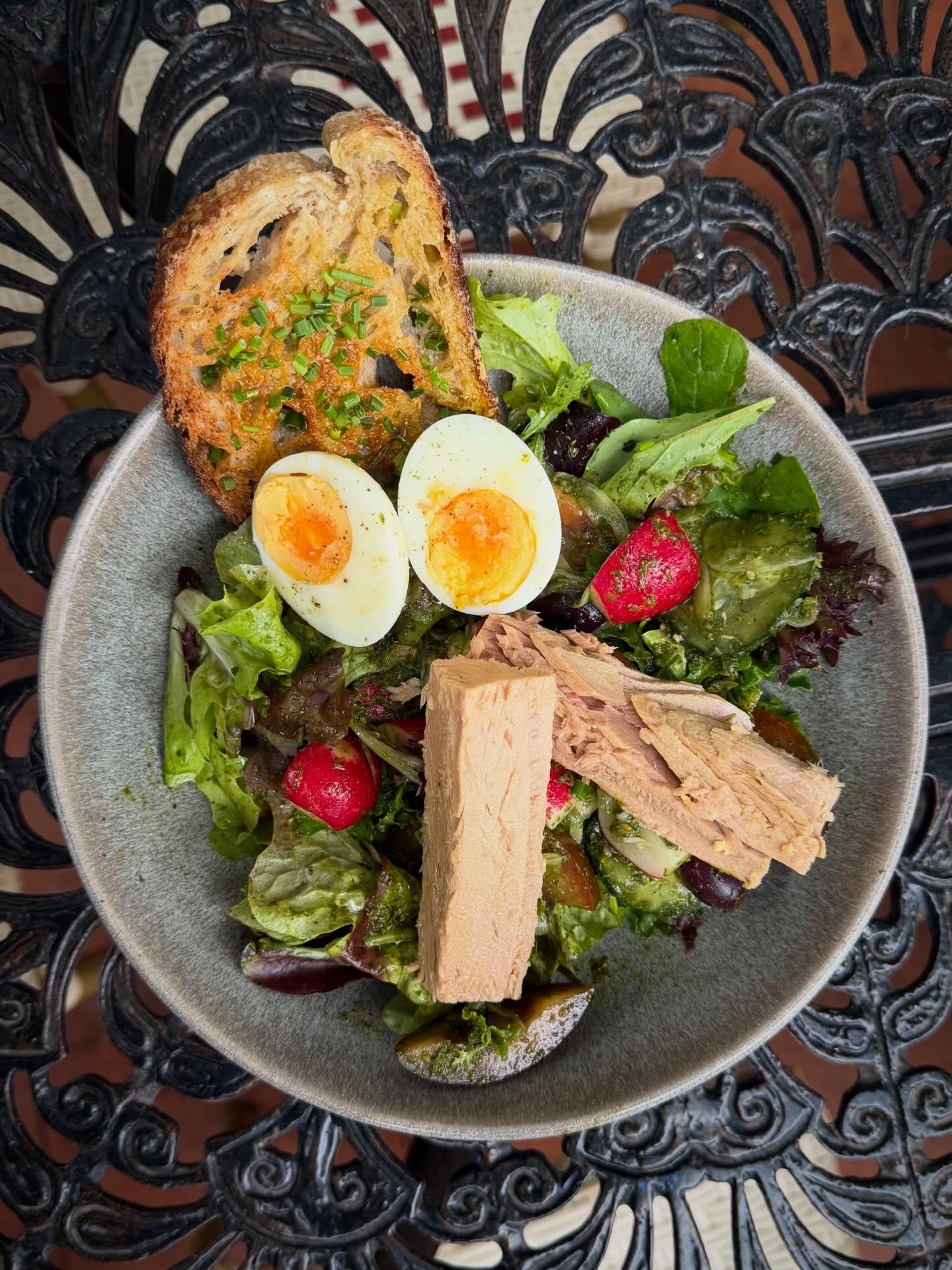 Fresca, leve e cheia de sabor ☀️
A nossa Salada Niçoise é daquelas escolhas que sabem sempre bem! Seja num almoço tranquilo ou a meio de uma tarde ao sol.
Mix de folhas frescas, filetes de atum dos Açores em azeite, ovo marinado cozido, tomate, pepino, rabanete, cebola e azeitonas… e, para terminar, uma torrada de pão de trigo com alho que faz toda a diferença.
Uma combinação equilibrada, colorida e com aquele toque especial que se espera à mesa do Moinho.
Passa por cá e prova por ti ✨
___________
Fresh, light, and full of flavour ☀️
Our Niçoise Salad is one of those choices that always feels right. Whether for a relaxed lunch or a sunny afternoon break.
A mix of fresh greens, Azores tuna fillets in olive oil, marinated boiled egg, tomato, cucumber, radish, onion, and olives…
finished with a garlic wheat toast that makes all the difference.
A balanced, colourful dish with that special touch you expect at Moinho.
Stop by and taste it for yourself ✨
#Moinholovers #nicoisesalad #moinhodomquixote #sintrafood #cabodaroca