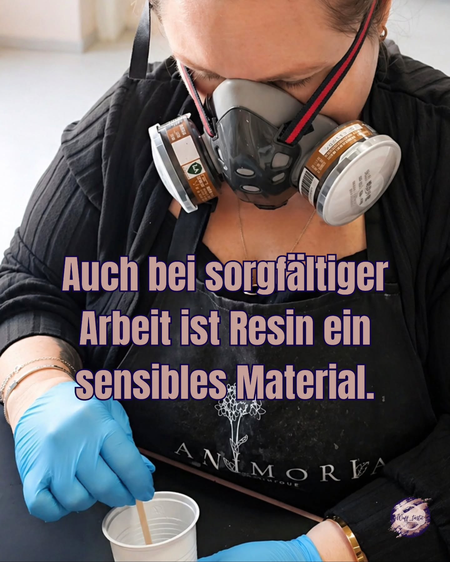 In den letzten Beiträgen ging es viel um Qualität und Unterschiede der Harze.
Wichtig ist mir dabei auch ein realistischer Blick auf die Arbeit mit Resin.
Trotz Erfahrung und sorgfältiger Verarbeitung bleibt es ein Material, das auf mehrere Faktoren reagiert:
• Mischverhältnis muss stimmen
• Raumtemperatur spielt eine Rolle
• Luftfeuchtigkeit kann Einfluss haben
• zu schnelles oder ungleichmäßiges Rühren
•saubere Verarbeitungsschritte
Wenn hier etwas nicht optimal zusammenpasst, kann es im Ergebnis zu kleinen Abweichungen kommen.
Das gehört zur Arbeit mit diesem Material dazu.
👉Mir ist wichtig, das offen zu sagen, weil hinter jeder Marke ein echter handwerklicher Prozess steckt, kein automatisierter Ablauf.