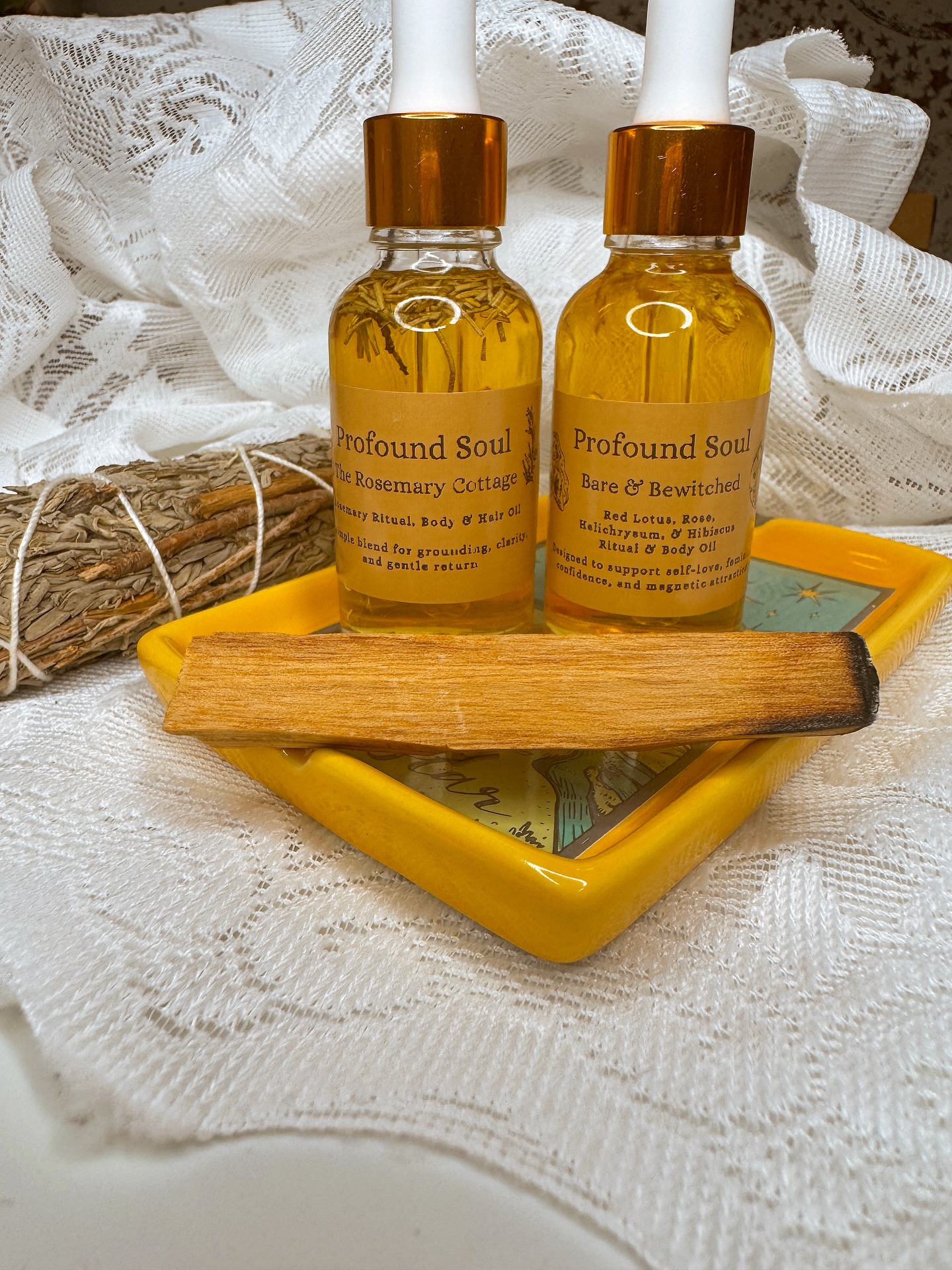 introducing two oils created with intention, softness, and soul
one to ground you, one to draw you back into yourself
✧ The Rosemary Cottage
rosemary-infused body, ritual + hair oil
crafted for clarity, calm, and a gentle return inward
made with rosemary, this oil supports mental clarity, grounding, and emotional reset while also nourishing the scalp and hair. perfect for slow rituals, soft mornings, and tending to both mind and body.
✧ Bare & Bewitched
feminine body + ritual oil
designed to support self-love, feminine confidence, and magnetic attraction
a soft, intoxicating blend of red lotus, rose, helichrysum, and hibiscus. this oil enhances self-connection, heart-centered energy, and natural magnetism. it’s not about chasing… it’s about becoming.
two energies. both needed.
one to root you, one to remind you of your power
available now ✨
#selfcare #wellness #skincare #aromatherapy #smallbusiness