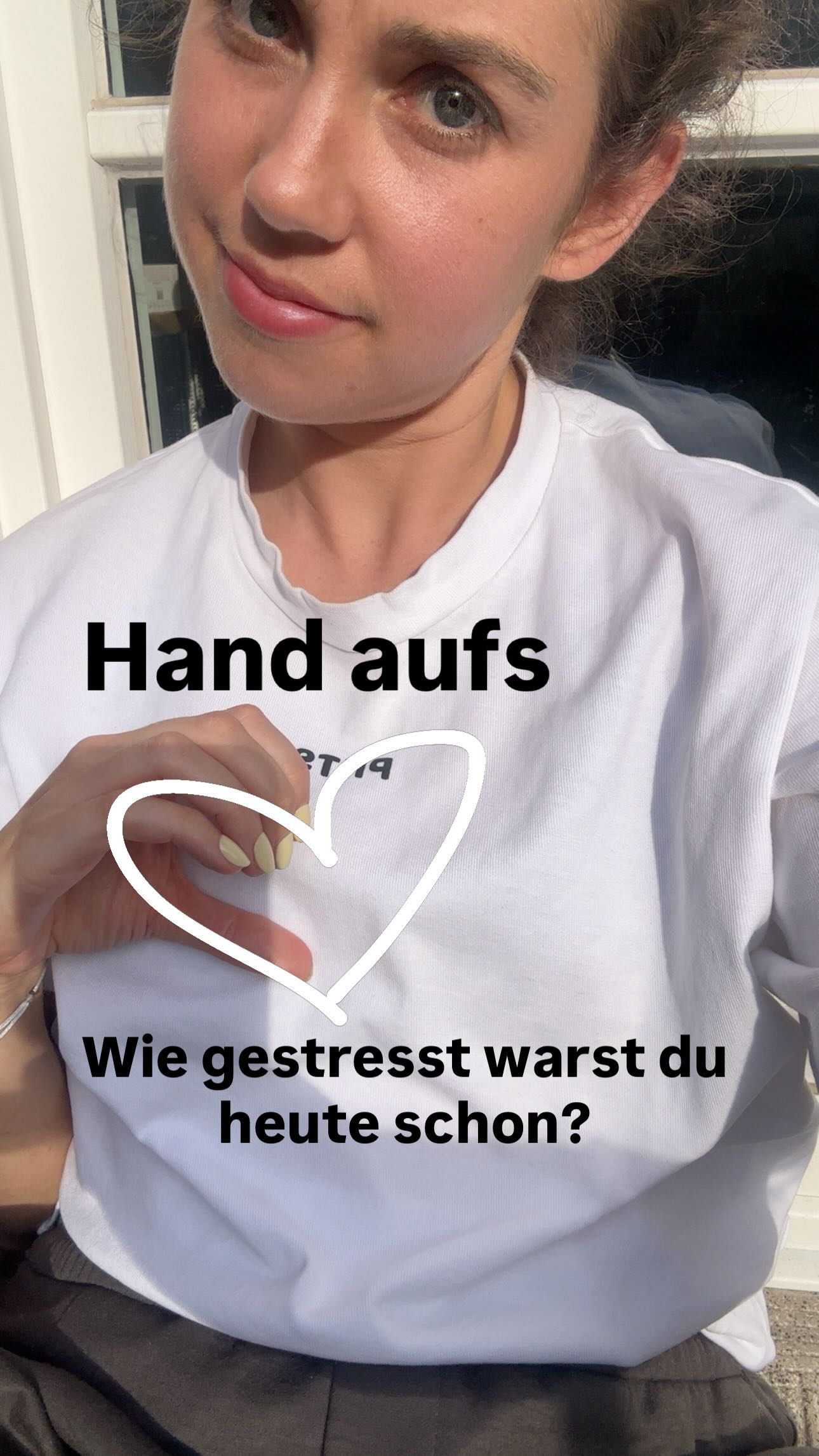 Wenn wir über Heilung bei Rektusdiastase sprechen, denken viele zuerst an Übungen, einen Kurs und das Problem ist in ein paar Wochen erledigt.
Aber ein Faktor wird oft unterschätzt:
dein Nervensystem
Dein Körper arbeitet nicht nur mechanisch. Er arbeitet immer im Kontext von Sicherheit oder Stress. Wenn dein Nervensystem im sogenannten Sympathikus-Modus ist (Stress / Alarmzustand), verändert sich vieles gleichzeitig:
• deine Atmung wird flacher und wandert eher in den Brustkorb
• Muskelspannung im Körper nimmt zu, du ziehst zb die Schultern hoch
• Regenerationsprozesse laufen weniger effizient ab
• dein Körper priorisiert „Funktionieren“ statt „Reparieren“
Warum ist das relevant für Rektusdiastase? Weil deine Mitte kein isoliertes System ist. Für eine gute Funktion brauchst du ein Zusammenspiel aus:
• Zwerchfell (Atmung)
• Beckenboden
• tiefem Bauchmuskel (Transversus)
• und deinem Nerven- und Fasziensystem
Wenn du dauerhaft unter Stress stehst, kann sich dieses Zusammenspiel verändern:
- Atmung verliert ihre Tiefe
- Druck im Bauchraum wird weniger optimal reguliert
- Muskeln arbeiten eher aus Schutzspannung als aus Koordination
Und genau das kann dazu führen, dass sich deine Mitte weniger effizient stabilisiert.
Wichtig:
Stress ist nicht „die Ursache“ einer Rektusdiastase. Aber er ist ein Faktor, der Einfluss darauf haben kann, wie gut dein Körper sich organisiert, reguliert und anpasst. Deshalb reicht es oft nicht, nur mehr zu trainieren.
Manchmal braucht dein Körper etwas anderes:
-Regulation
- bewusste Atmung
- weniger Daueranspannung
Heilung ist kein linearer Prozess. Sie passiert nicht nur im Training. Sondern auch in den Momenten dazwischen, in der Erholungsphase und zB auch im Schlaf.
Hand aufs Herz 🤍: Wie gestresst warst du heute?
Schreib mir eine Zahl von 1–10 in die Kommentare
(1 = alles ruhig, 10 = Alarmstufe rot)
📌 Speichern, wenn du deinen Körper besser verstehen willst.
🤍 Folge mir, wenn du Rektusdiastase ganzheitlich angehen möchtest.