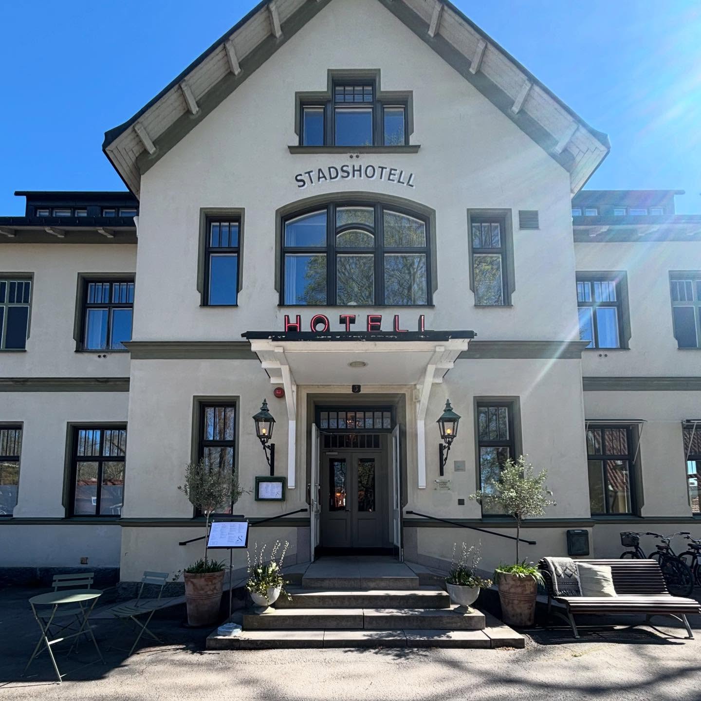 Varmt välkommen att checka in - vårt vackra hotell har öppet varje dag 💚
