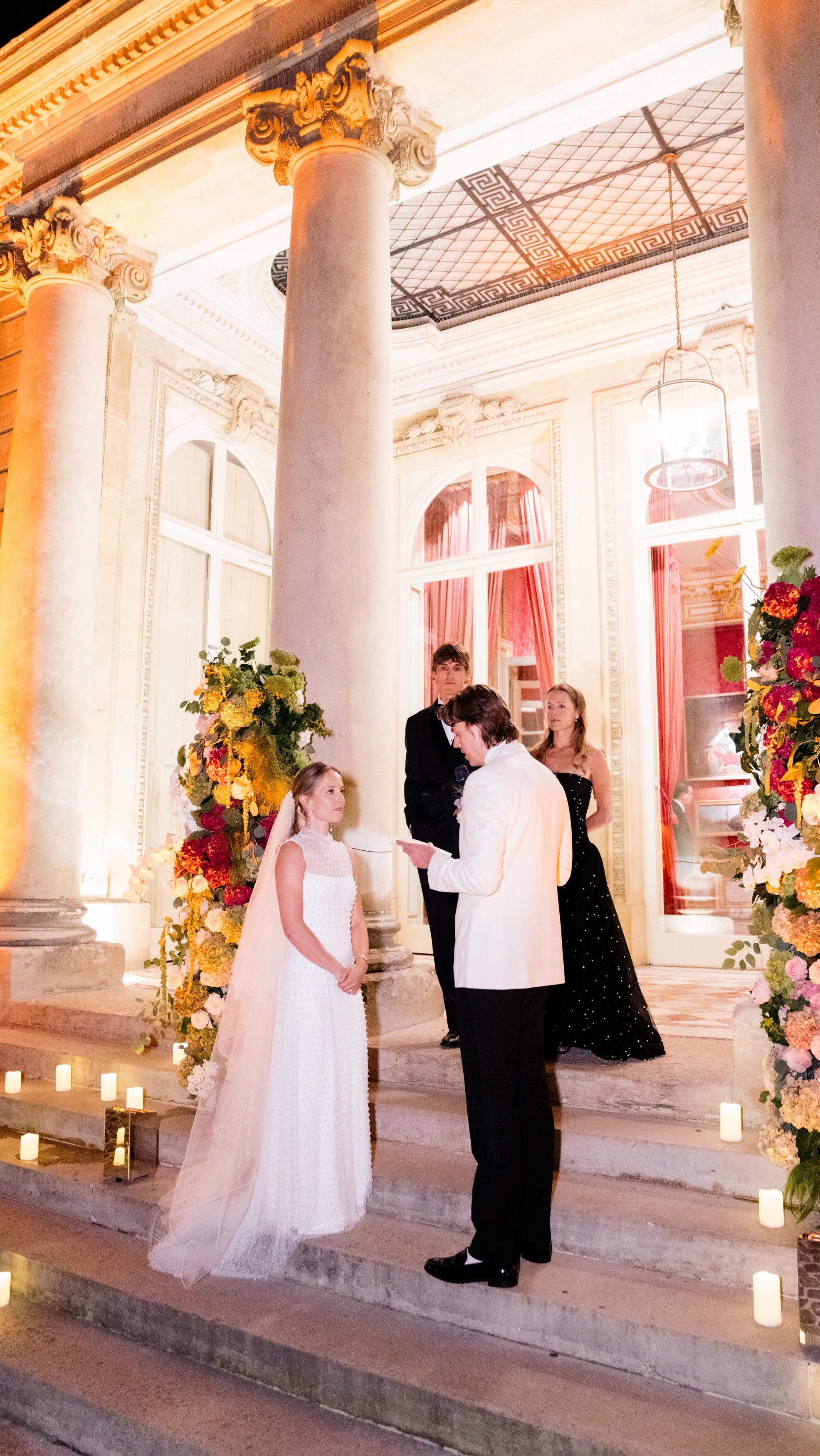 Paris does its part, the flowers do the rest.
A simple design, created to leave room for the atmosphere.
@lindemanweddings
@jacquemartandre
@landrekovich
@gigidemanio
@canovastudios
@jazzaroundmidnight
#floraldesigner
#behindthescenes
#floralwedding
#designerlife
#creativedirection