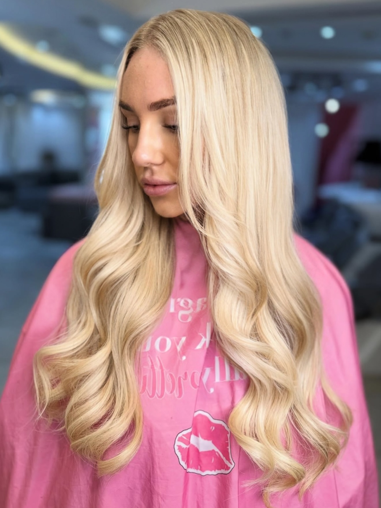 Stop scrolling if you love a clean blonde 😮🔥💗
@haymi_thesalon
this is your sign to go lighter for summer…
soft, creamy, expensive blonde by Haymi
no harsh lines. no brass. just that effortless glow ✨
📍 Golden Mile, The Palm
📅 appointments filling fast – book now
#TheSalonDubai #BlondeDubai #GoldenMilePalm #DubaiHair #BlondeTransformation DubaiSalon HairGoalsDubai ThatGirlHair DubaiBlondes LuxuryHairDubai