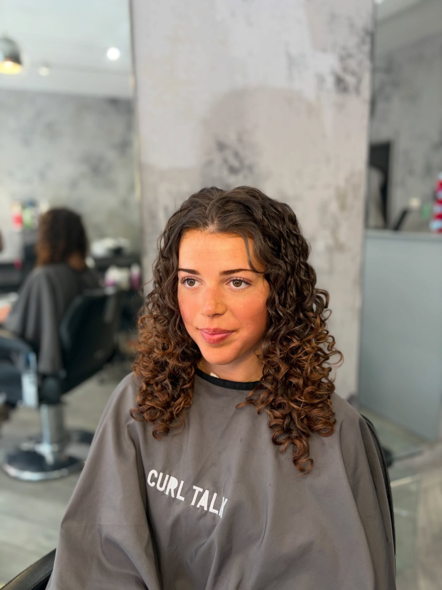 Glowingggg, dead ends gone and tidied up her shake to get her feeling her best for summer ☀️🫶🏼 LOVE IT !!
#curlyhairspecialist #curltalk #curlyhair #london #explolre