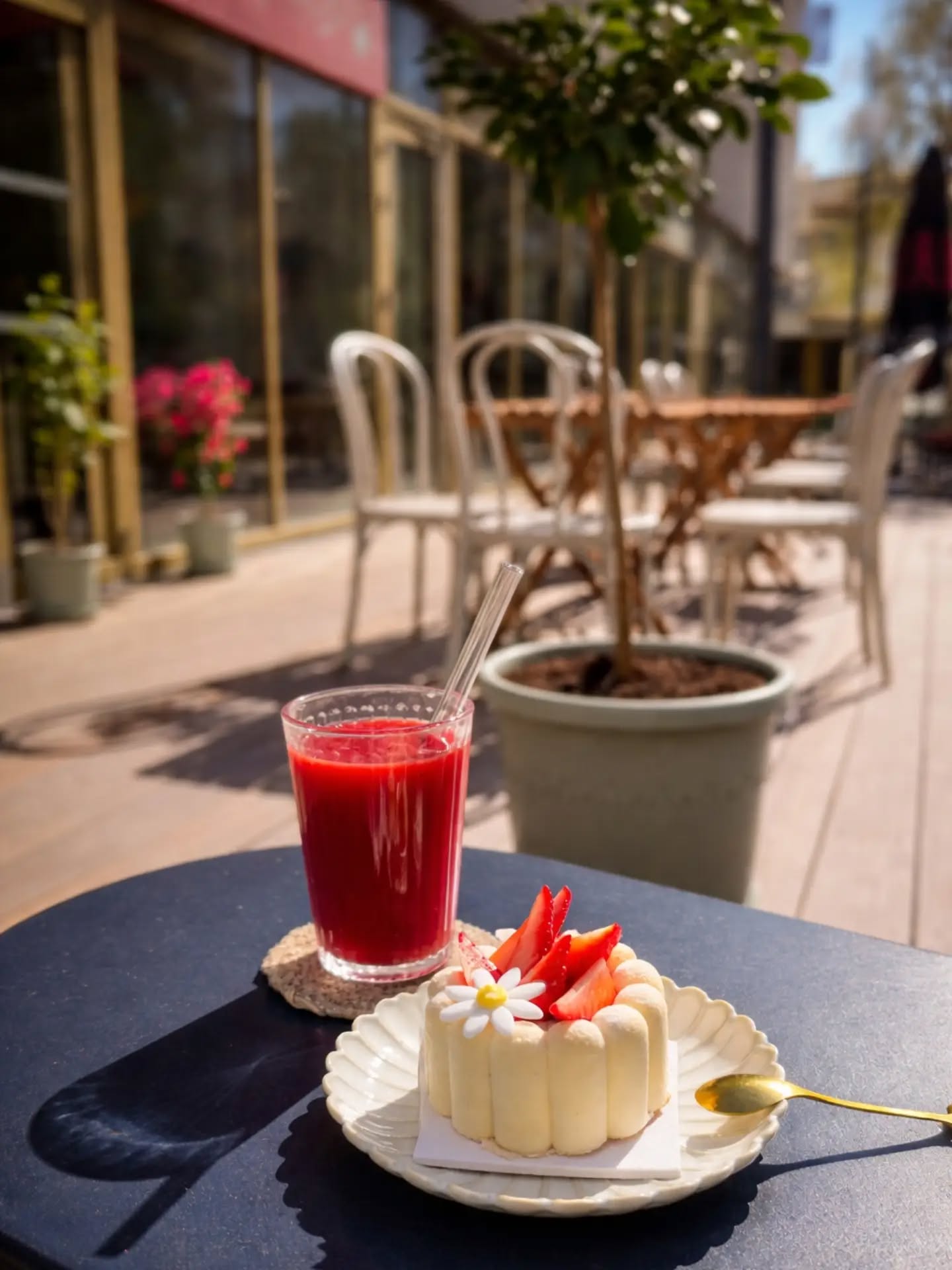 Une pause douceur, ça ne se refuse jamais… 🍰
Que ce soit pour accompagner votre café du matin, pour une envie sucrée dans la journée ou simplement pour le plaisir, nos pâtisseries sont là pour ça 💛
Entre les classiques qu’on aime retrouver et les créations du moment, il y a toujours une bonne raison de s’arrêter…
À emporter ou à savourer sur place, prenez le temps de vous faire plaisir ✨
#patisserie #salondethe #gourmandise #pausecafe #faitmaison instafood plaisirsimple