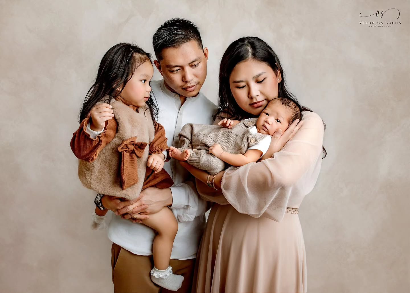 A new chapter begins 🤍
Little Nuwa came to my studio surrounded by so much love…
Mum holding him close, dad watching with pride, and big sister already so gentle and curious ✨
These are the moments that matter most — the beginning of your story together.
Nuwa, you are so loved 🤍
If you’re expecting and would love to capture these first days, I’d love to create something special for you
📸 www.veronicasphotography.com/contact
#SwindonPhotographer #SwindonNewbornPhotographer #WiltshirePhotographer #NewbornSession #FamilyConnection BabyLove SwindonMums