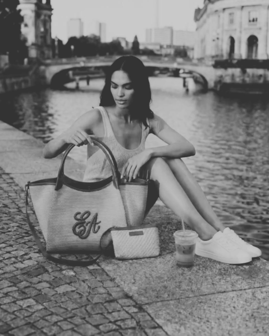 Eine Tasche, die nicht nur gut aussieht sondern auch groß genug ist für einen Tag in der Großstadt.
#emporioarmani #armani #Silbermann #shoppingindresden