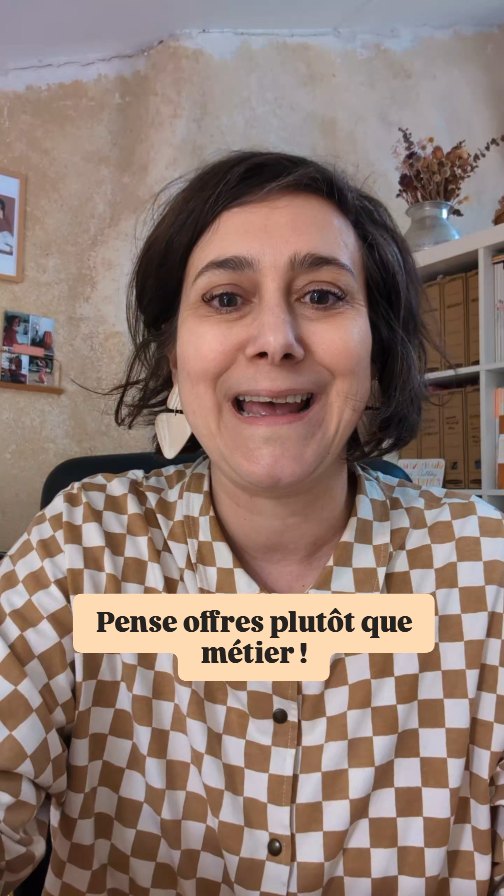 À ton compte à la campagne ? Et si, au lieu de penser ton activité en termes de métier, tu pensais offres ?
Au lieu de te dire "qu'est ce je fais ", qui amène une réponse de type "je suis boulangère, prof de yoga, productrice de plantes médicinales" tu présentes ce que tu vends : du pain au levain ; des cours de yoga ; des tisanes.
Et de là tu te demandes : est-ce qu'il y a un public en demande pour ça ? De quoi a besoin/envie mon marché ?
Peut-être des baguettes ou du pain de mie healthy ?
Peut-être des tisanes à composer soi-même ?
Peut-être un programme de 3 mois qui amène à un objectif ?
Le mieux, tu l'as compris, est encore de lui demander 😉 (non l'étude de marché n'est pas morte !)
Et si je te raconte tout ça c'est parce que des offres claires qui répondent à un besoin, c'est le 1er step pour une communication réussie !
N'hésite pas à me demander en mp mon avis sur tes offres. Je peux te faire un vocal rapide pour te répondre.
Entrepreneuriat • Ruralité • Stratégie de communication • Créer des offres