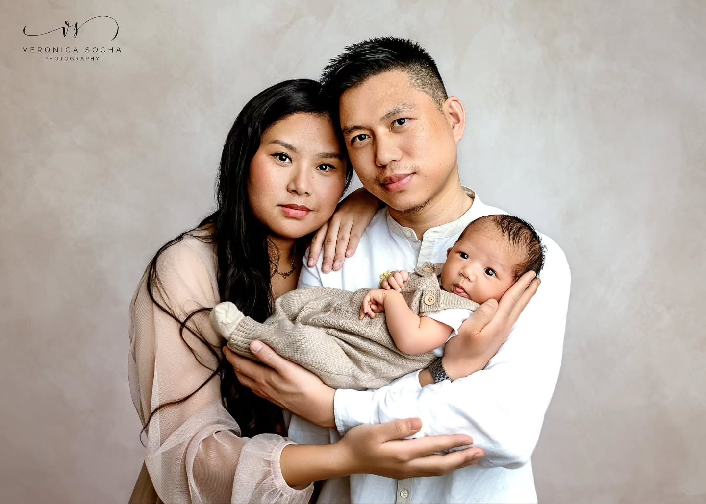 The beginning of something so beautiful 🤍
Nuwa already surrounded by a love that feels calm, deep, and unbreakable ✨
The quiet connection between them… the way they lean into each other… this is what family truly is.
Not just a moment — but a bond that grows stronger every day.
So much love, all in one frame 🤍
If you’re expecting and would love to capture these meaningful, connected moments, I’d love to create something special for you ✨
📸 www.veronicasphotography.com/contact
#SwindonPhotographer #SwindonNewbornPhotographer #WiltshirePhotographer #FamilyConnection #FamilyLove NewbornSession BabyBoy SwindonMums