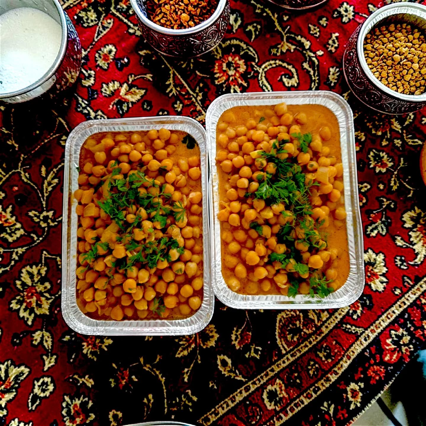 🇵🇹 Uma refeição simples, mas deliciosa e super nutritiva. Um caril de grão com molho de leite de côco servido com arroz basmati.
🇺🇸 A simple yet super delicious and nutritious meal. A chickpea curry with a coconut milk sauce and basmati rice.
#prepmeals #curry #refeiçãosaudável #refeiçaopraparada.