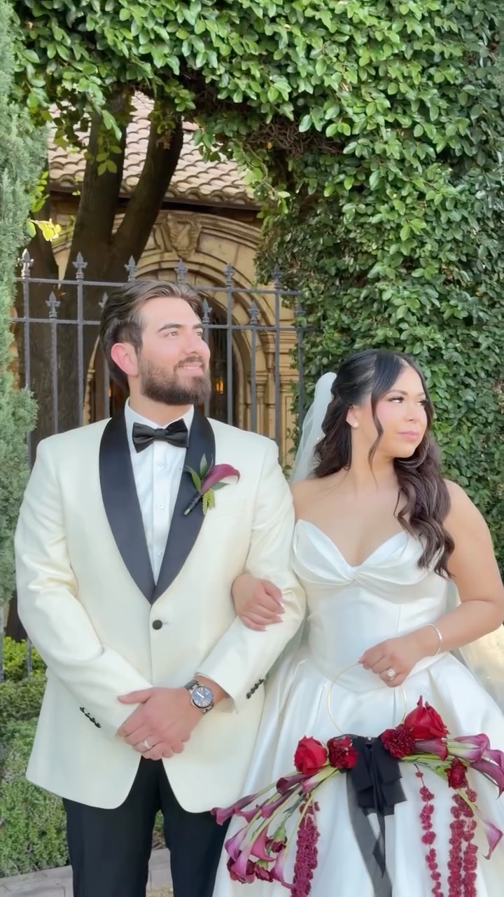 The most beautiful wedding at @villasienaweddings 🌹❤️. Congrats @_xalexxandra & Jonathon in their marriage.
Vendors:
📸: @photobymandii
📹: @springtide_media_weddings
🌹: @dianavr05
💒: @villasienaweddings
🎻: @natashamariner_violinist
🎺: @continentalazteca
🎤: @djgustavozam
#weddingcontentcreation #azweddingcontentcreator #wedding #weddinginspiration