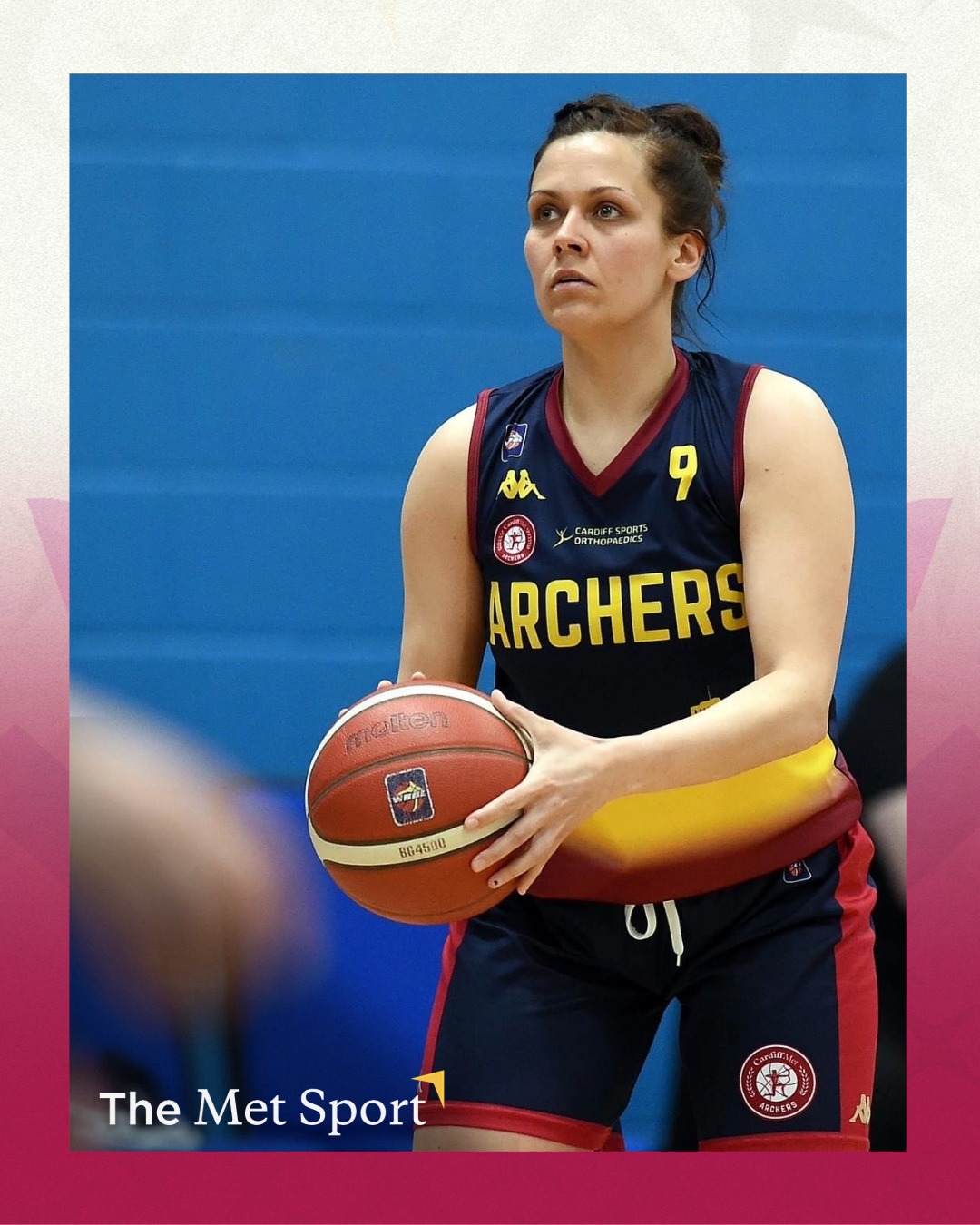 #RoadtoGlasgow: Laura Shanahan – Leading the Charge for Wales. 🏴
Laura Shanahan’s role in shaping Welsh basketball has grown beyond her playing abilities. The Archers' captain has taken up the position of Women’s Head Coach for Wales ahead of the upcoming 3x3 Commonwealth qualifiers. In doing so, Shanahan becomes a key player in the development of a pivotal part of the Welsh basketball program.
Read more > The Met Sport (Link in Bio)
______________________
Y Ffordd i Glasgow: Laura Shanahan – Arwain y Frwydr dros Gymru. 🏴
Mae rôl Laura Shanahan wrth lunio pêl-fasged Cymru wedi mynd y tu hwnt i'w galluoedd chwarae. Mae capten yr Archers wedi ymgymryd â swydd Prif Hyfforddwr Merched Cymru cyn gemau rhagbrofol 3x3 y Gymanwlad sydd ar ddod. Wrth wneud hynny, mae Shanahan yn dod yn chwaraewr allweddol yn natblygiad rhan ganolog o raglen bêl-fasged Cymru.
Darllenwch fwy > > The Met Sport (Dolen yn y Bio)
#TeamWales #TîmCymru #CommonwealthGames #Glasgow2026