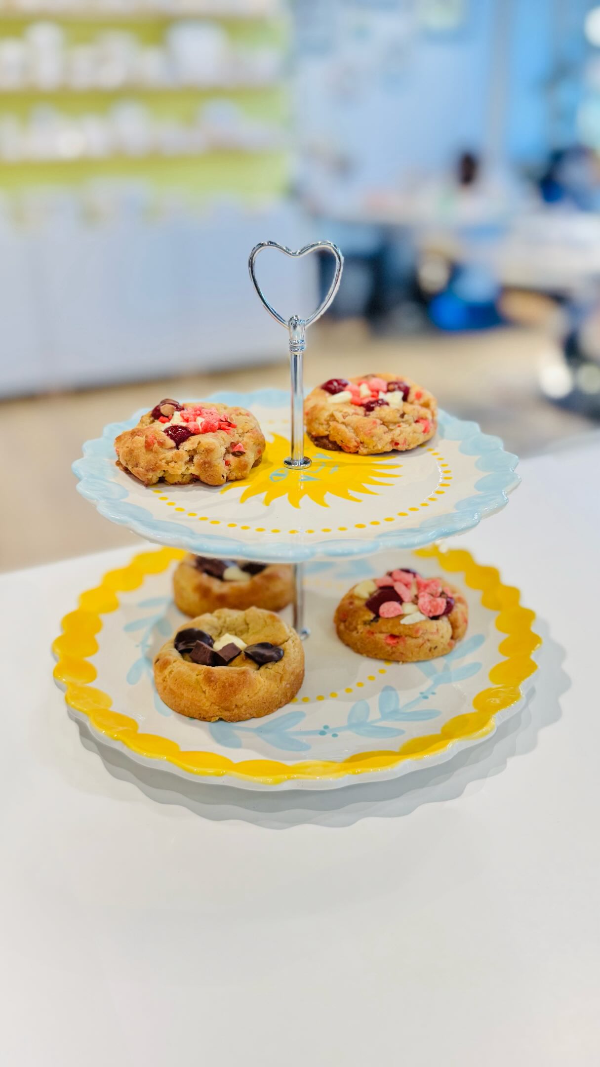 Une nouveauté qui va sublimer vos goûters… ♥️
Succombez à l’élégance gourmande de Myteatime, notre nouveau présentoir à gâteaux à double étage, signé Manifik ✨♥️
Composé de deux assiettes iconiques — Milena (23 cm) et Milano (28 cm) — il crée un jeu de volumes harmonieux, idéal pour mettre en scène vos pâtisseries, mignardises ou douceurs salées avec raffinement. 🤤
Sa tige en métal, surmontée d’une délicate boucle cœur est incluse et apporte une touche poétique à votre table. 🤍
Véritable objet décoratif autant qu’utile, Myteatime transforme vos goûters, brunchs et moments de partage en une expérience chaleureuse et esthétique. 😍
Il est à personnaliser entièrement lors de votre séance de peinture sur céramique ou avec une box prête-à-peindre chez soi 🎨
Couleurs, motifs, détails : créez une pièce unique, à votre image, que vous aurez autant plaisir à utiliser qu’à exposer.
Réservez dès maintenant votre séance sur manifik.fr où venez chercher votre box dans nos cafés Manifik, et donnez vie à votre propre Myteatime ♥️
Nouveauté, nouveau, new product, céramique Strasbourg, atelier céramique Strasbourg, céramic café Strasbourg, peinture sur céramique, présentoir à gâteaux, présentoir à étages, pièce unique, exclusivité, création Manifik, atelier créatif Strasbourg, idée sortie Strasbourg, loisirs créatifs adultes, activité créative, DIY Strasbourg, décoration de table, vaisselle personnalisée, objet fait main, artisanat local Strasbourg, activité entre amis Strasbourg, activité couple Strasbourg, expérience créative, brunch décoration, goûter entre amis