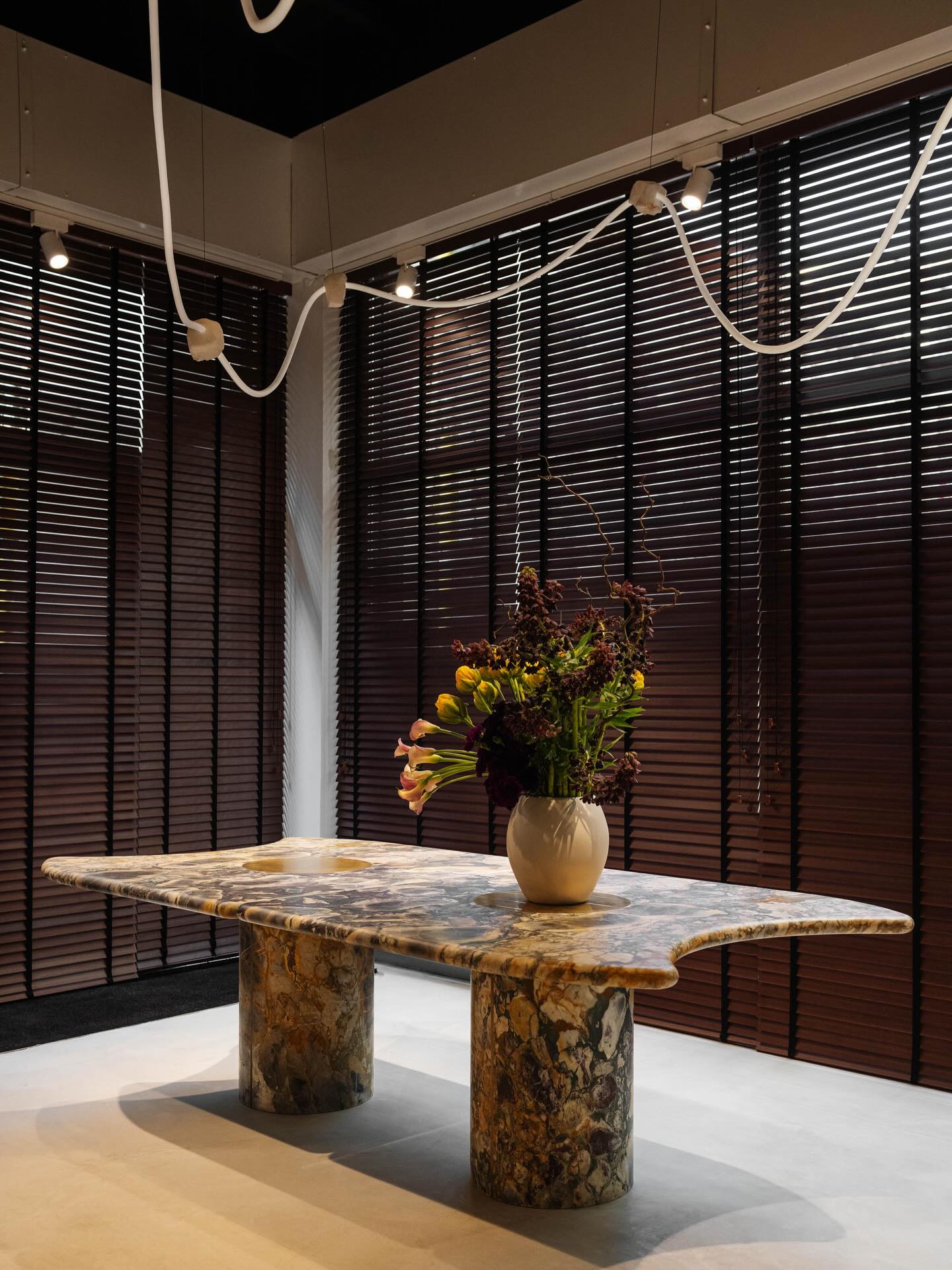 Matter that takes space.
Silence becoming form.
At Salone del Mobile, the Serafini installation doesn’t occupy the stage, it constructs it.
Essential, precise, inevitable.
Milan, where design is not explained. It is experienced.
@isaloniofficial
#floraldesigner
#luxuryflorals
#behindthescenes
#floralstyling
#designerlife