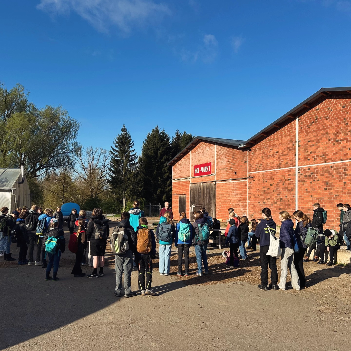 Letzte Woche war Zukunftstag - Girls and Boys day - bei uns auf dem Hof. 40 Schüler*innen der 5.-9. Klassen von neun verschiedenen Lüneburger Schulen.
Mit dem Rad waren sie mobil zwischen den Anbauflächen Heilig 3 und dem Haupthof. Auf der Aufgabenliste standen: Johannisbeer- und Himbeerblätter für unsere Kräutertees ernten, Gründüngung, Mulchen, Zwiebeln setzen, ewigen Kohl, Kohlrabi uvm. pflanzen, Jostabeerblätter ernten und alles auf die Trockenscheiben verteilen, Topfen von Zucchini, Kürbis, Tomate … am Ende war noch Zeit zum Ziegen und Rinder füttern und streicheln. Das war ein Spaß!
Fotos: @sandradra2018