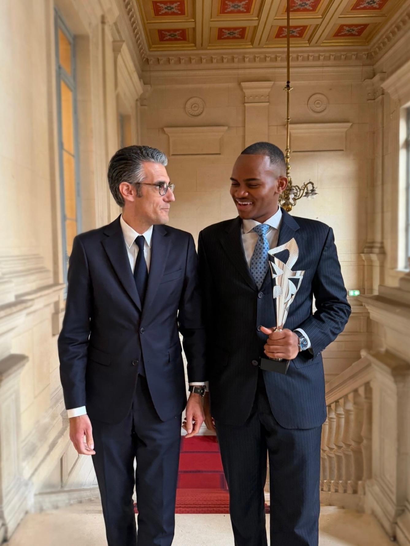 « Quand faut-il désobéir ? »
D’abord réticent face à une désobéissance devenue parfois une posture confortable, spectaculaire, presque esthétique, j’ai voulu, dans mon discours, en interroger la sincérité.
Car la véritable désobéissance ne se donne pas en spectacle, elle engage, elle expose, elle rompt. Elle n’est ni un caprice ni une coquetterie morale, mais un acte grave, né d’une exigence intérieure.
L’histoire nous enseigne que l’obéissance, trop souvent, a accompagné le pire, tandis que la désobéissance, lorsqu’elle s’enracine dans la conscience, a rendu possibles les plus grandes conquêtes humaines.
En démocratie, elle ne saurait être un réflexe désordonné, mais elle ne doit pas non plus disparaître, car je crois qu’elle constitue cette tension féconde entre le légal et le juste, ce point de friction où une société éprouve sa propre intégrité.
Je tiens à adresser mes remerciements à Monsieur le Maire du XVIᵉ arrondissement de Paris, cher @jeremy_redler, pour votre accueil chaleureux renouvelé.
Mes remerciements vont également à Madame la Députée @carolineyadan pour la remise de ce trophée de l’indiscipline et de l’irrévérence.
Je leur suis reconnaissant pour l’attention et les compliments qu’ils m’ont témoignés.
#Concours #Éloquence 🎤🏆