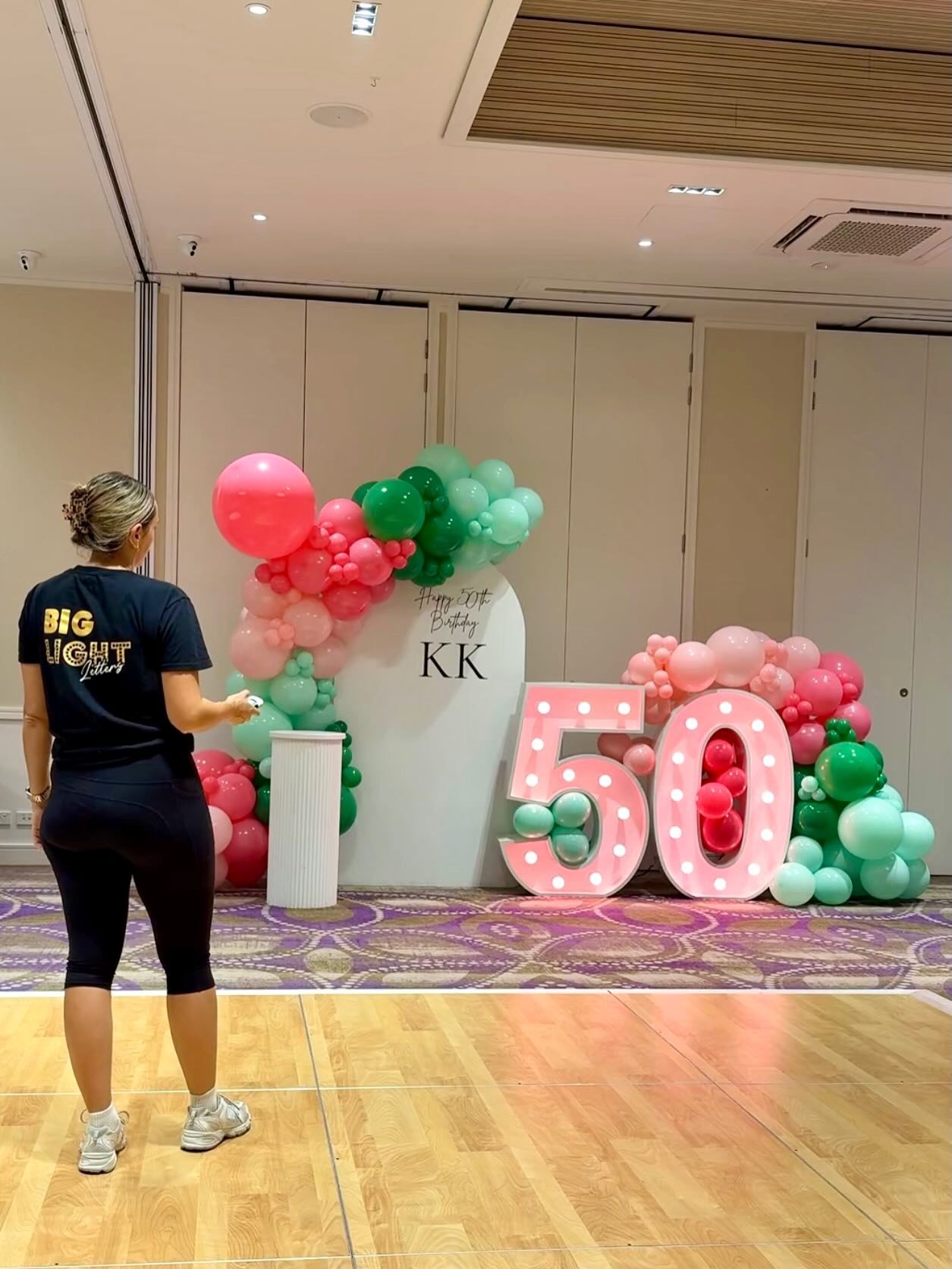 A bright 50th birthday set up 💚💖 at @portersplainland
Light up numbers & arch backdrop package @biglightletters ➡️ book online link in bio