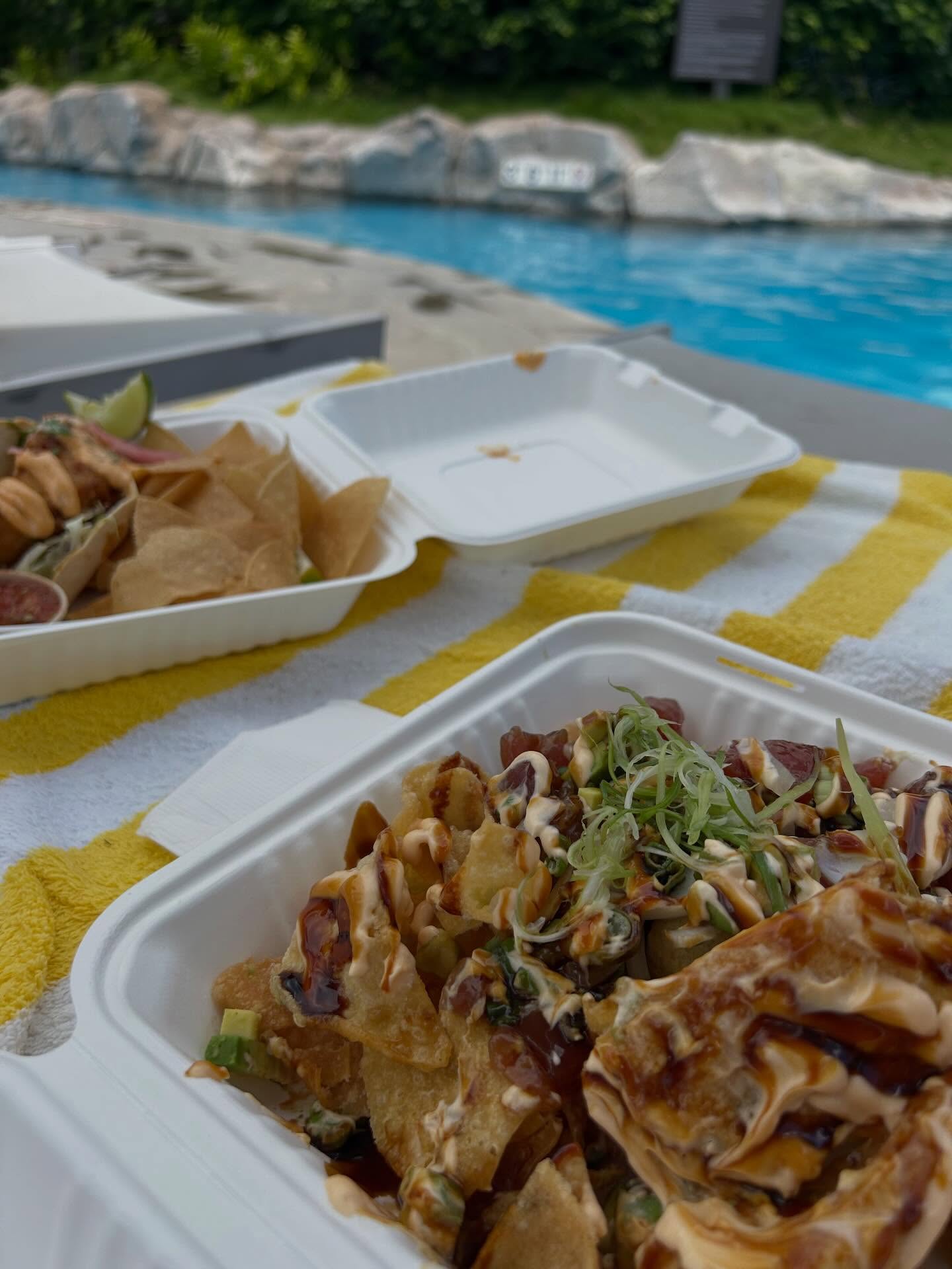 Poke Poolside Lunch 👍🌺
#travelinstyle #tko#maui
