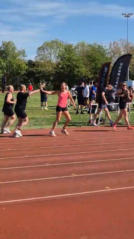 MY FAVOURITE VIDEO OF THE DAY YESTERDAY ☀️ LOVE THESE GIRLS.
.
It's these moments that remind me how amazing our community is. The support is next level. What an amazing bunch of people. High-fiving your fellow pairs competitors and having a quick check in chat mid race warms my soul ❤️
.
This is what it's all about ❤️🙌🏻
.
#TRAINEDBYAGIRL