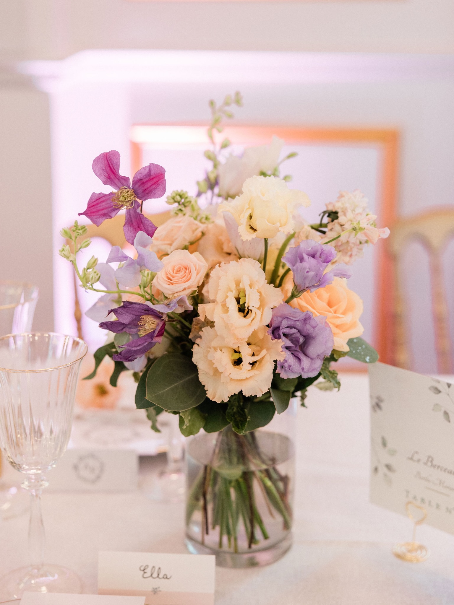 Qui a dit que la table des enfants devait être vide et à l’écart ? 🧐
Sur ce mariage, la table enfants a été placée au centre de la pièce, face à celle des mariés, et fleurie ! Ils étaient à l’honneur ! 😃
Bien sûr, nul besoin d’en faire trop !
C’était des centres de table bas déstructurés très fleuris qui étaient prévus sur les tables des adultes, alors pour la table enfants (rectangulaire) on a choisi de l’accommoder de 2 petits bouquets vrillés, dans un vase transparent. Juste pour égayer ! Et faire le lien avec le reste de la salle et de la décoration florale 🌸
Vous aimez ? 😊
—
Crédits photo :
Photographe : @pascal.vo
Designer floral et décoratrice : @cherry_wedding_paris
Lieu de réception : @chateauaveny
Traiteur : @grandchemintraiteur
DJ : @fm_diffusion_evenementiel
Orchestre : @enavantlamusiqueevenementiel
Feu d’artifice : @soirs.de.fetes
#decorationmariage #fleursmariage #centredetablemariage #mariagepastel #mariagechateau