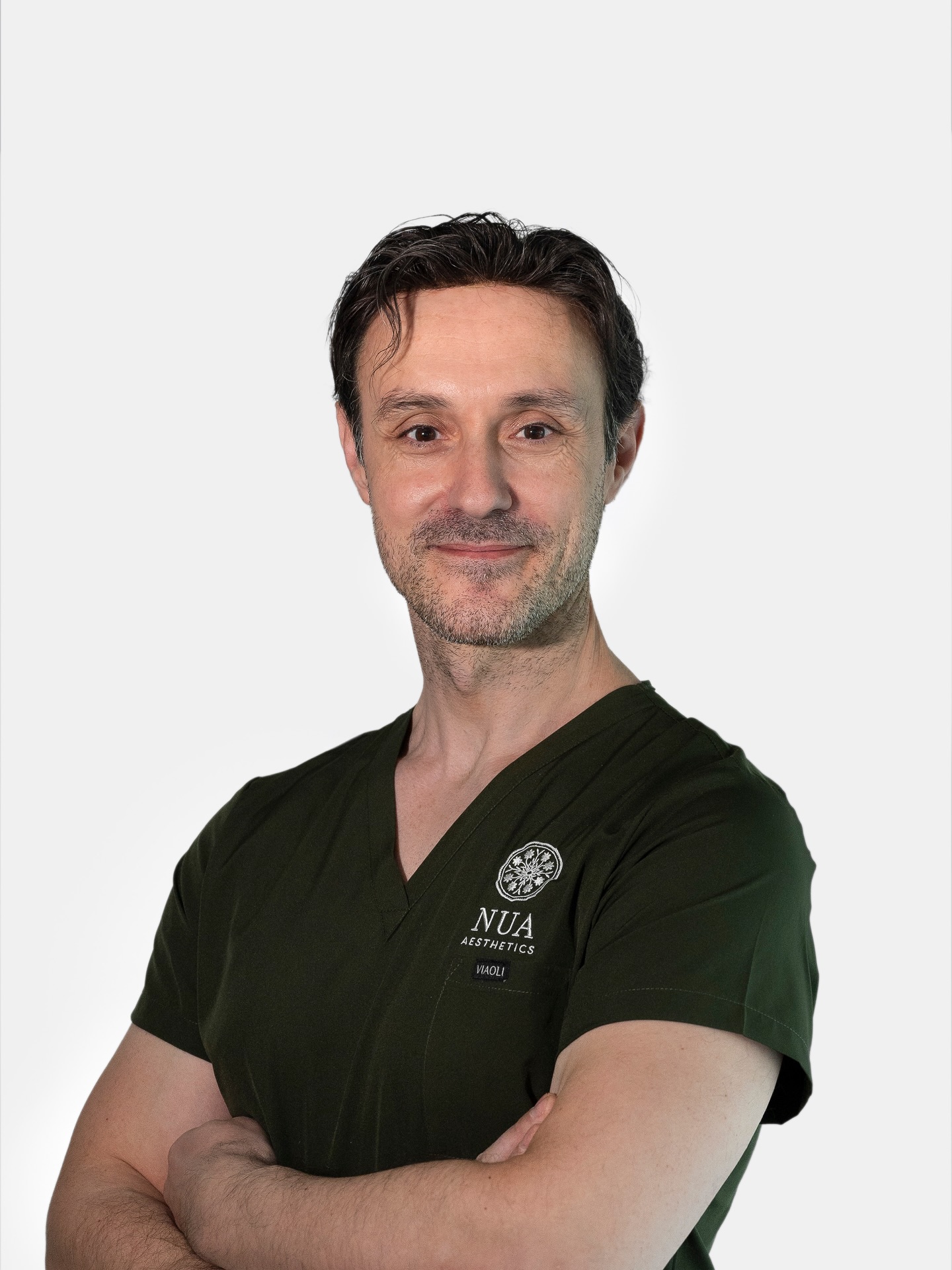 🤍Meet the NUA Team.
Dr. Pavlos Mekras ist Facharzt für Chirurgie und Ästhetik und bringt über zehn Jahre Erfahrung in seinem Bereich mit.
Er reist gerne, interessiert sich für Musik und verbringt viel Zeit in der Küche beim Kochen.
In seiner Arbeit legt er grossen Wert auf Ehrlichkeit und Fürsorge. Bei NUA bietet er sowohl minimalinvasive Behandlungen als auch chirurgische Eingriffe an und verfolgt dabei stets einen natürlichen, individuellen Ansatz.
Sein Lebensmotto: Ein natürliches Ergebnis ist für mich die Voraussetzung jeder Behandlung.
Er freut sich darauf, dich bei NUA persönlich zu begrüssen. 🌿