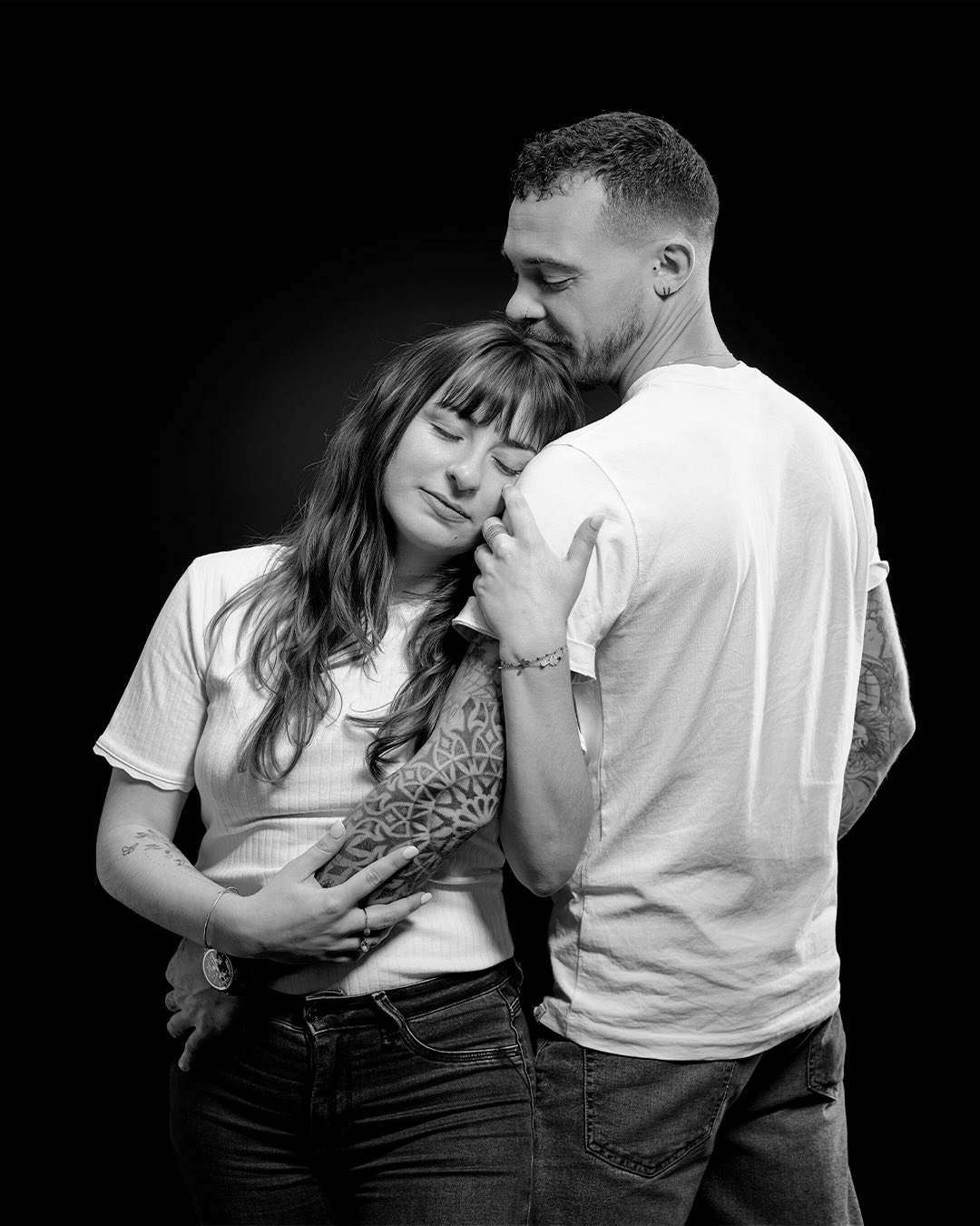 Et si vos plus beaux souvenirs commençaient ici, en famille ?
Pas besoin de savoir poser.
Pas besoin que bébé “soit sage”.
Juste vous… comme vous êtes.
Des câlins, des rires, des regards qui en disent long…
Et au final, bien plus que des photos : un vrai héritage à transmettre ✨
Ces moments passent vite… mais eux, restent pour toujours.
💌 Envoie-moi un message privé pour créer VOS souvenirs
❤️ Like si ça te touche
💬 Dis-moi en commentaire : avec qui tu veux faire ces photos ?
#photodefamille #souvenirsdefamille #photographestudio #portraitiste #familleheureuse
@ffpmi_ocs